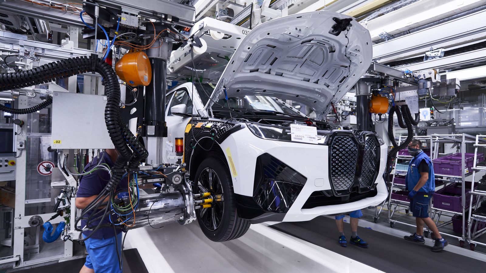 En su montaje BMW ha puesto mucho empeño para reducir la huella de carbono. También usando muchos materiales reciclados o con procesos como el del tratamiento del cuero con extracto de hoja de olivo de árboles europeos.