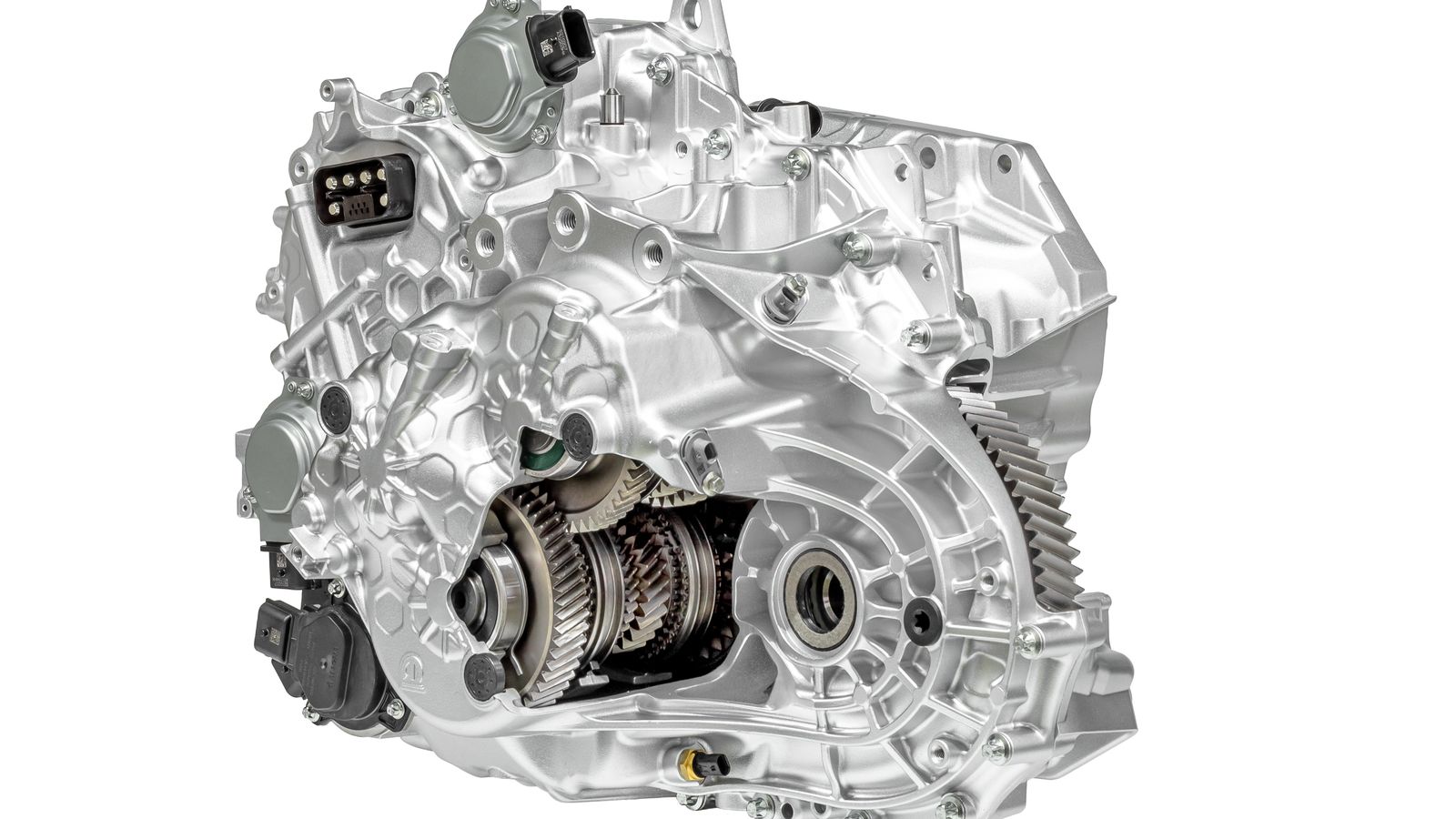 El e-motor se integra en la caja de cambios automática de doble embrague. Hay otro motor eléctrico más en estos coches que actúa como los de arranque.