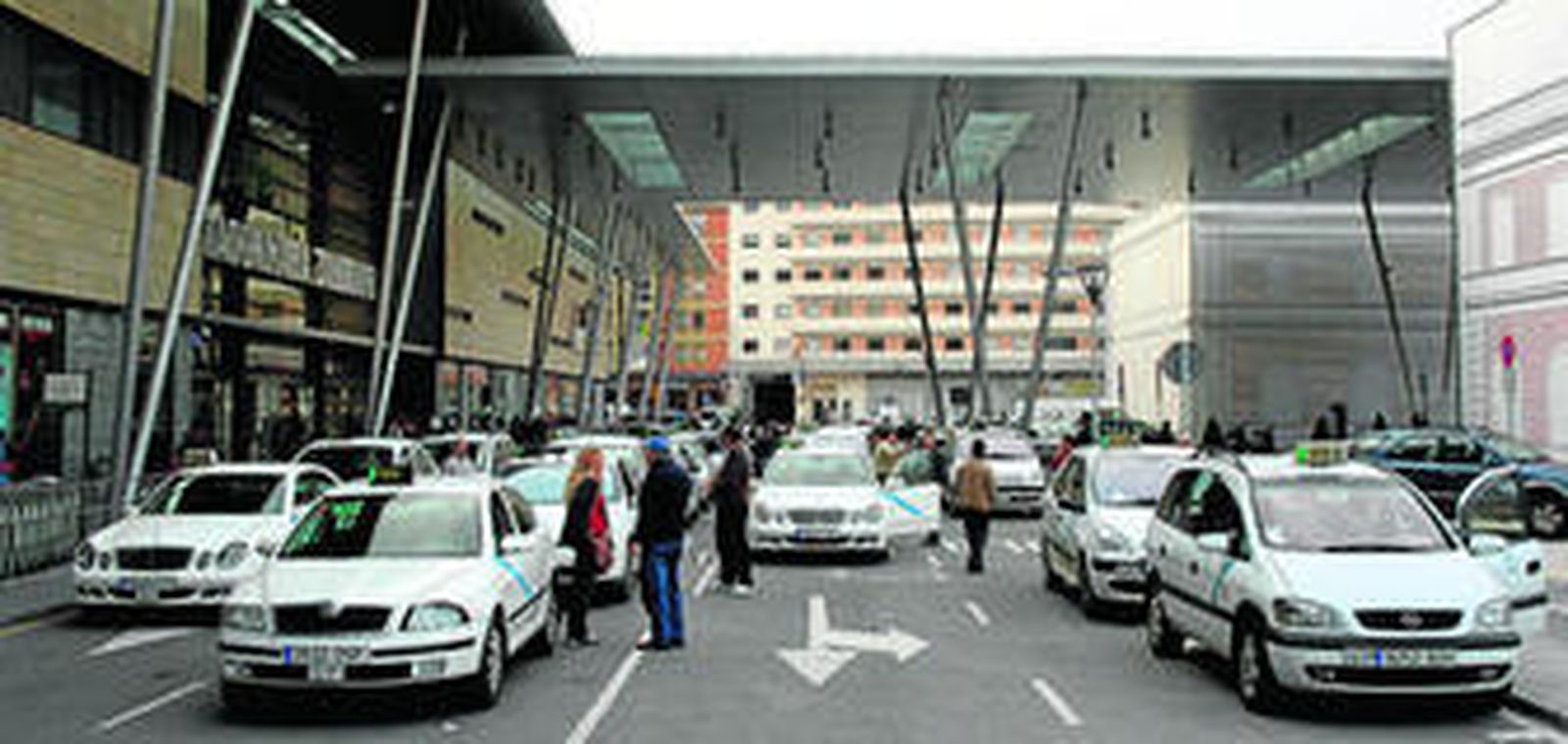 Taxistas estacionados en la parada de la estación de trenes María Zambrano.