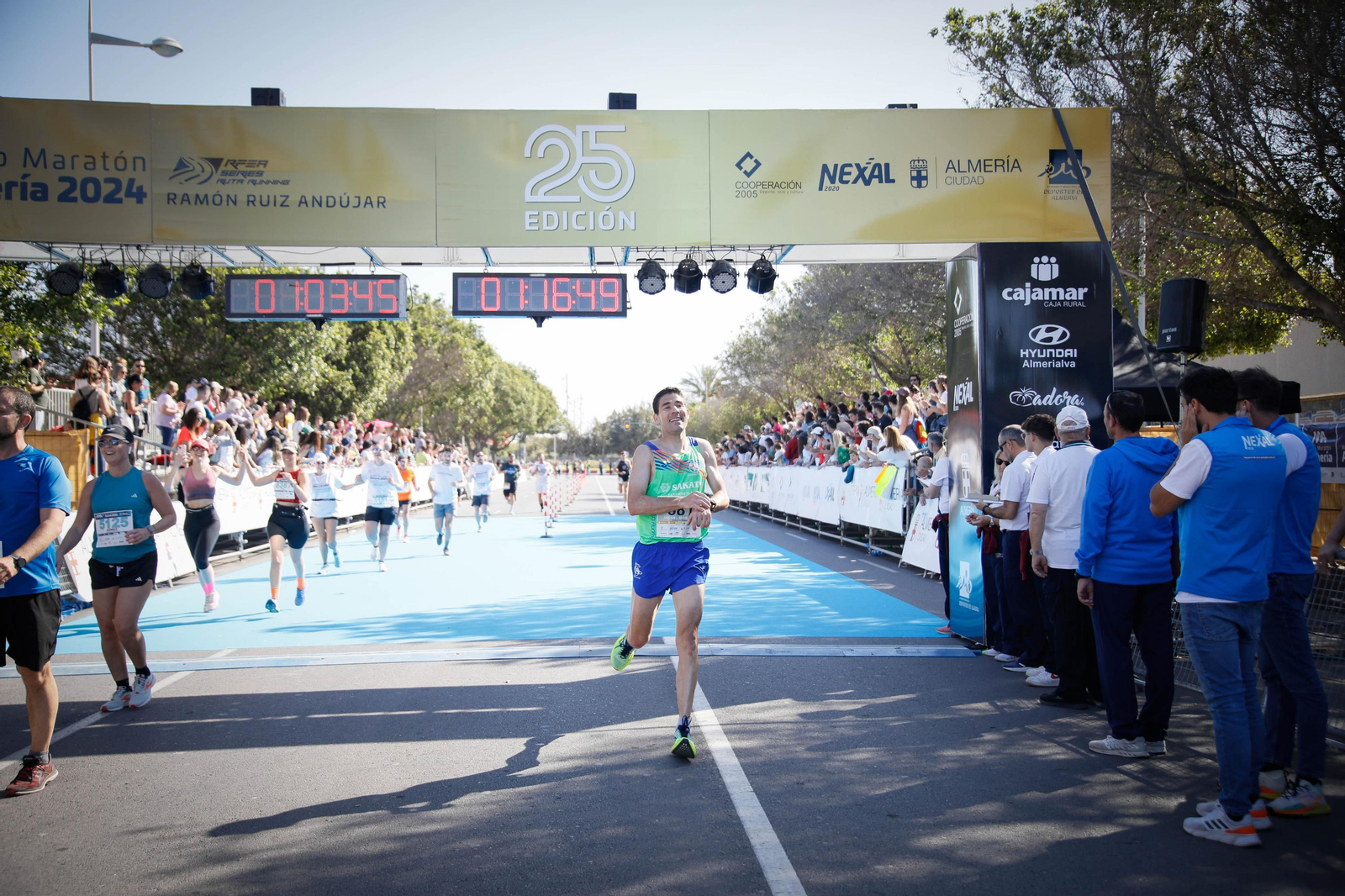 Imágenes de la llegada de la Media maratón Ciudad de Almería