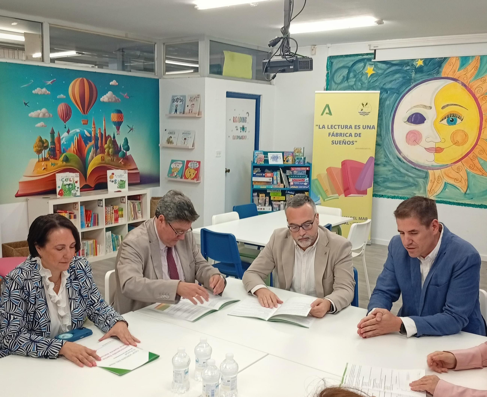 El viceconsejero de Desarrollo Educativo y Formación Profesional, Pablo Quesada, en el colegio Virgen del Mar de El Portal.