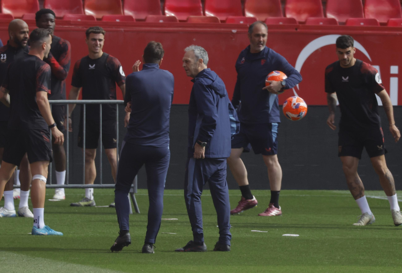 Las fotos de Caparrós en el entrenamiento en el Ramón Sánchez-Pizjuán