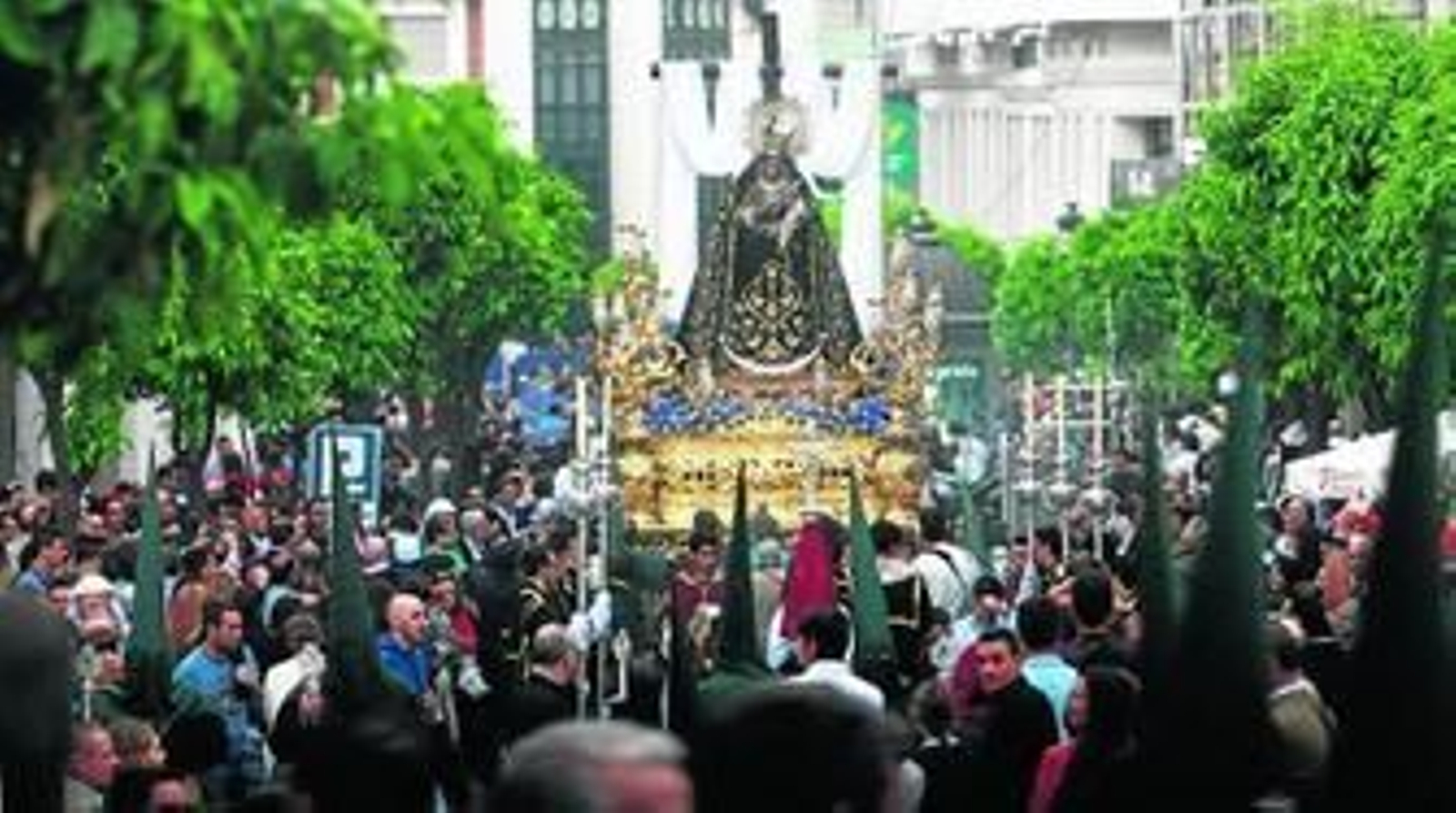 Nuestra Señora en su Soledad, justo al salir de la Concepción y mirando hacia la Plaza de la Vera Cruz.