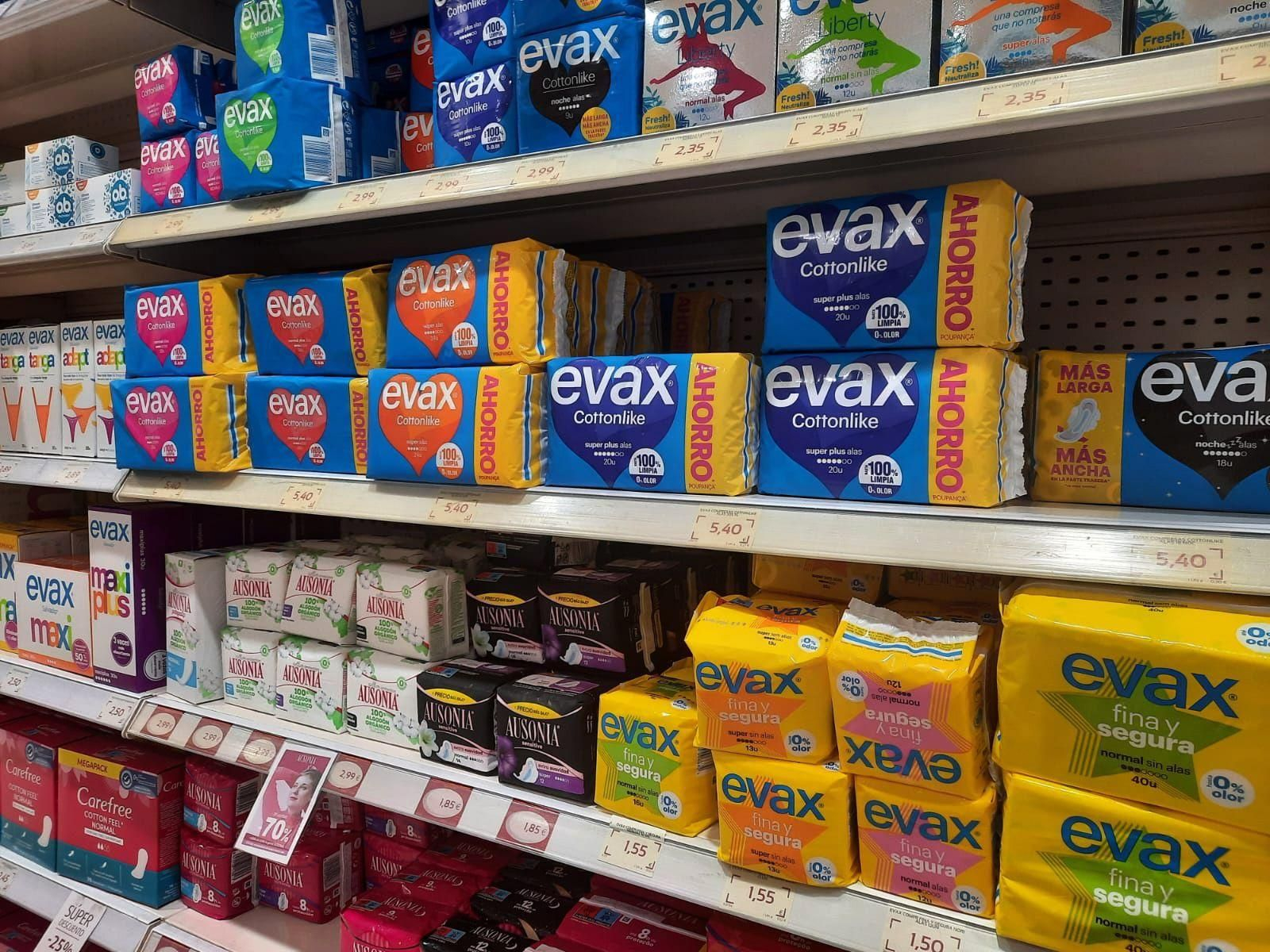 Compresas, tampones y distintos productos para la higiene íntima femenina en las estanterias de un comercio.