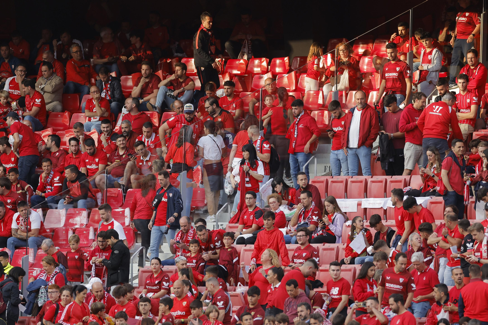 Búscate en las fotos del Sevilla-Juventus