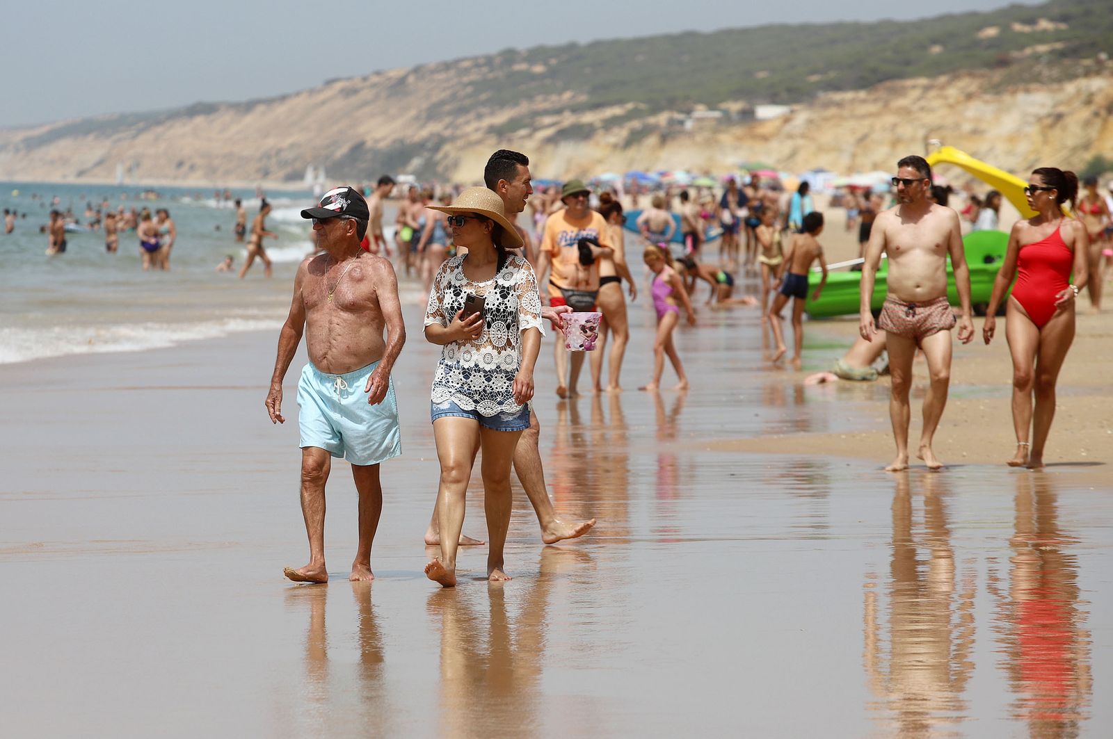 Imágenes del caluroso fin de semana en las playas de Huelva