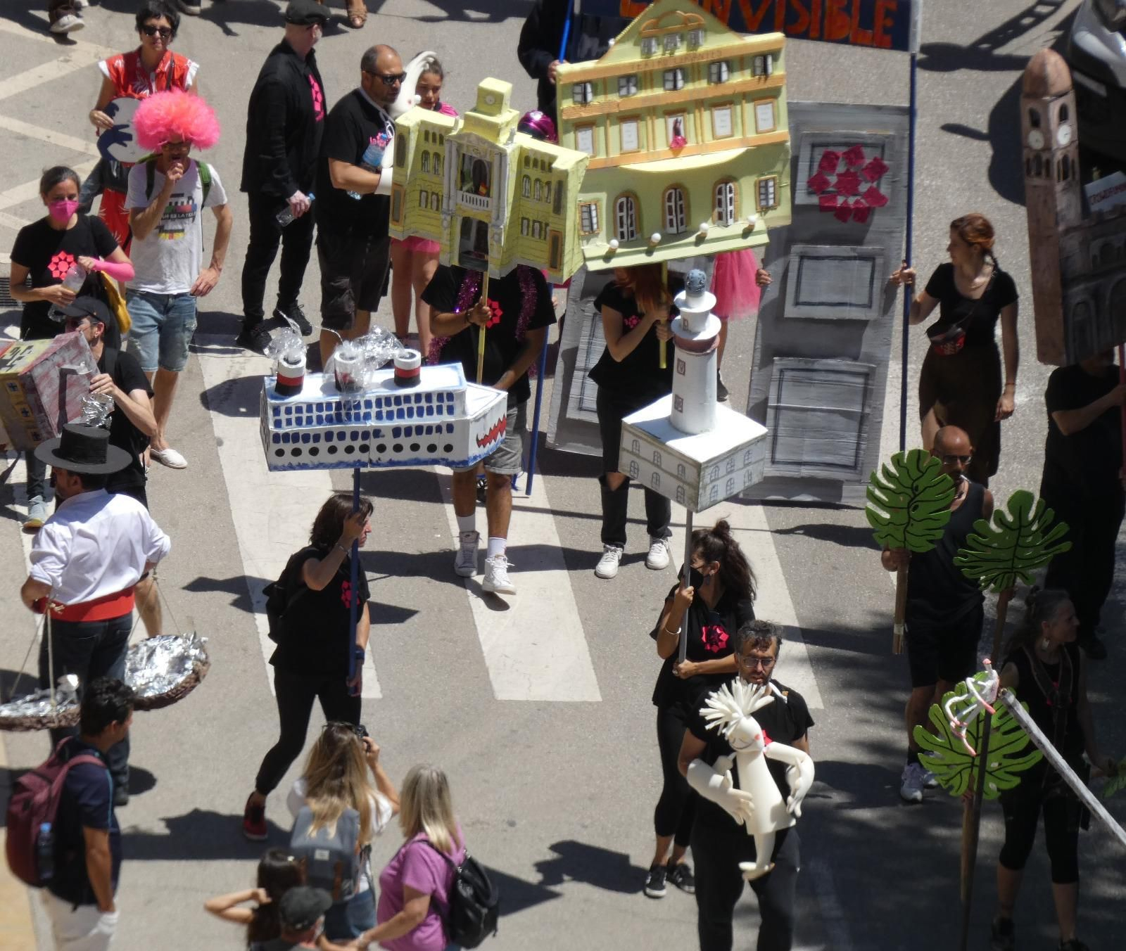 La Invisible se manifiesta contra su desalojo, en fotos