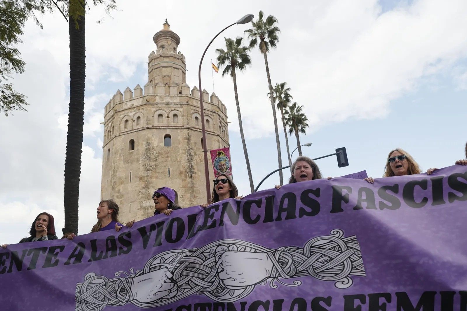 La manifestación del 8M de 2026 en Sevilla, a su llegada a la Torre del Oro.