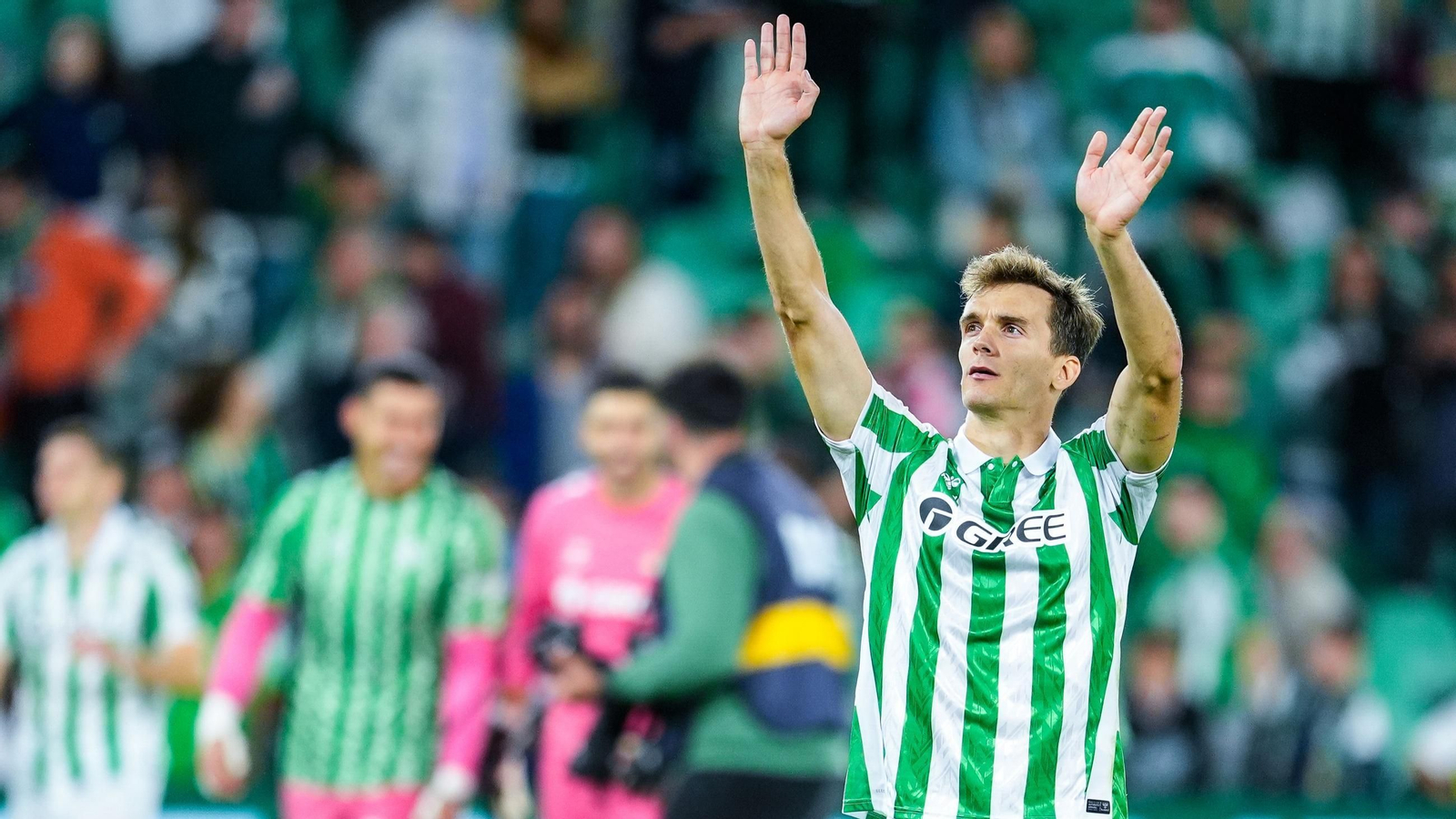 Diego Llorente saluda a los aficionados tras un encuentro del Betis este curso