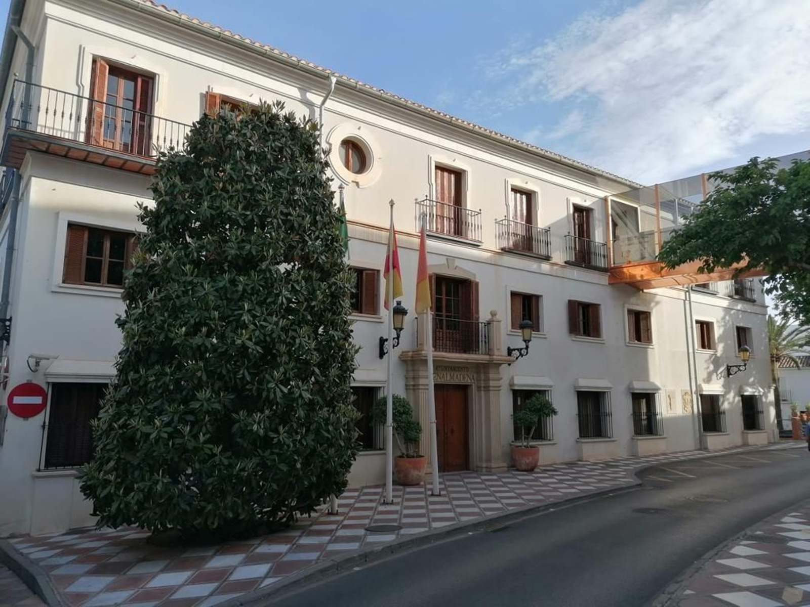 La fachada principal del Ayuntamiento de Benalmádena. La fachada principal del Ayuntamiento de Benalmádena.