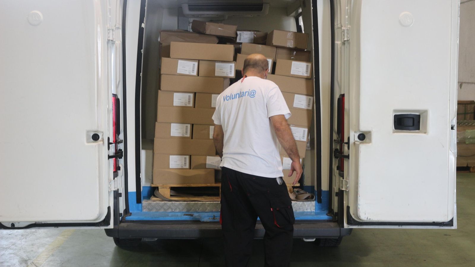 Un voluntario del Banco de Alimentos de Cádiz, en plena faena Un voluntario del Banco de Alimentos de Cádiz, en plena faena