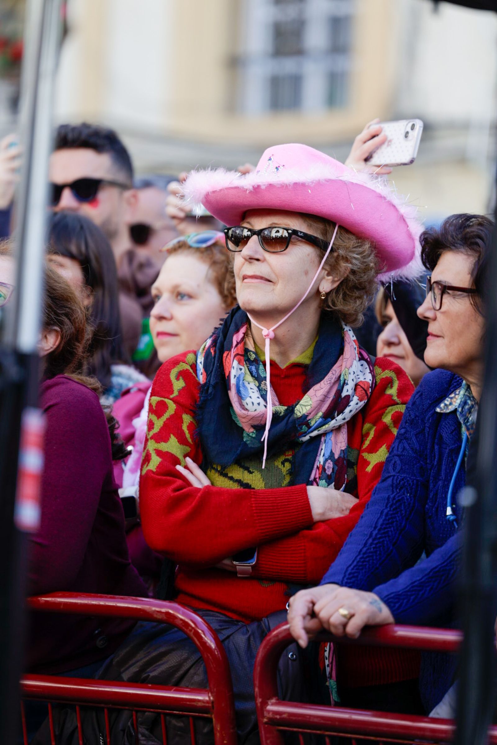 Así vive Cádiz su primer sábado de Carnaval: las imágenes de las batallas de copla y la fiesta en la calle