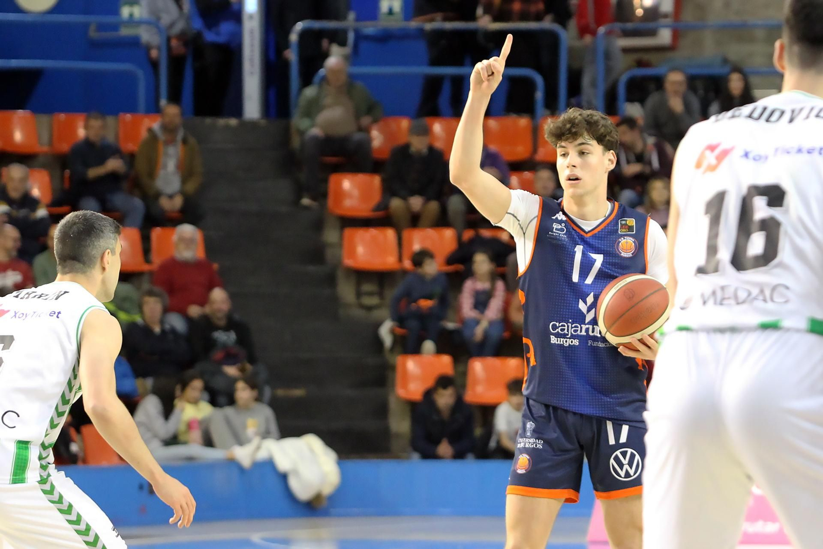 Mario Saint-Supéry marca una jugada.