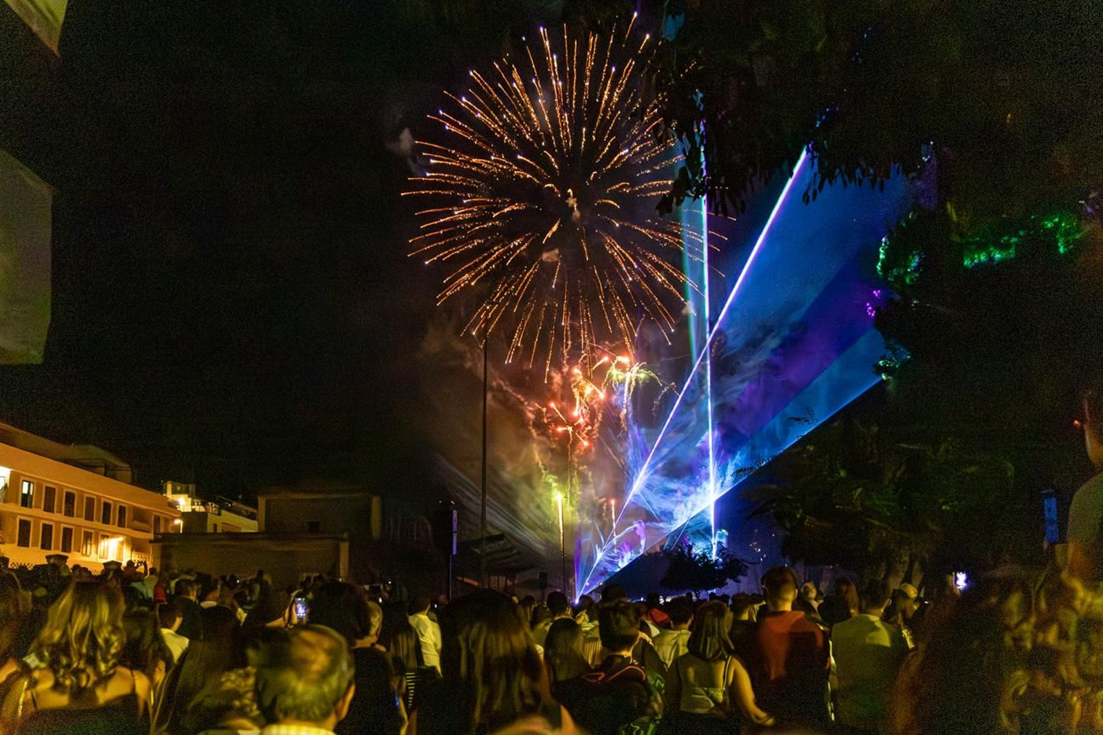 Pasacalles inaugural, fuegos artificiales e iluminación de la portada de feria y del recinto ferial de la Feria de San Bartolomé en Martos
