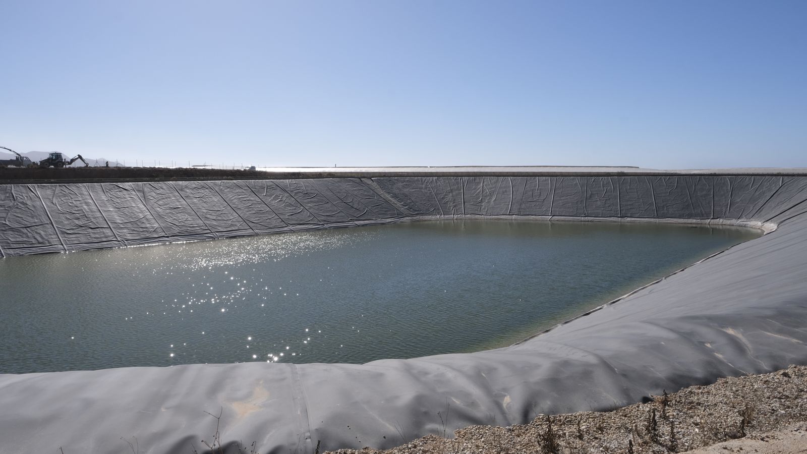 Una de las balsas de Mar de Alborán. En total, la capacidad de almacenamiento de todas las balsas es de 600.000 m3/Javier Alonso