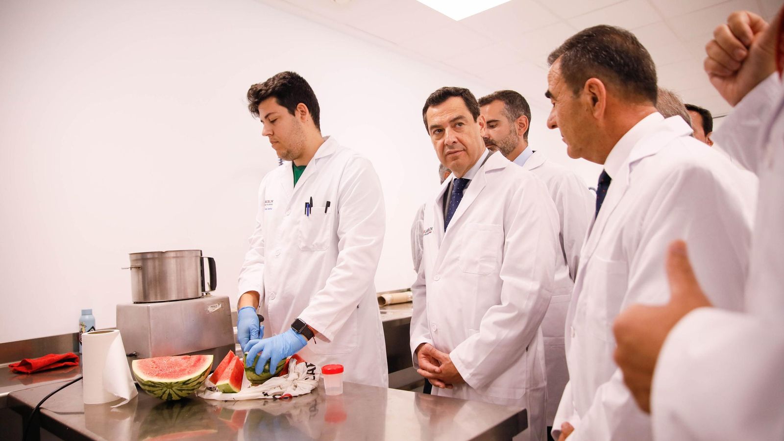  Moreno, Fernández-Pacheco y Hernández observan un ensayo realizado con sandía almeriense.