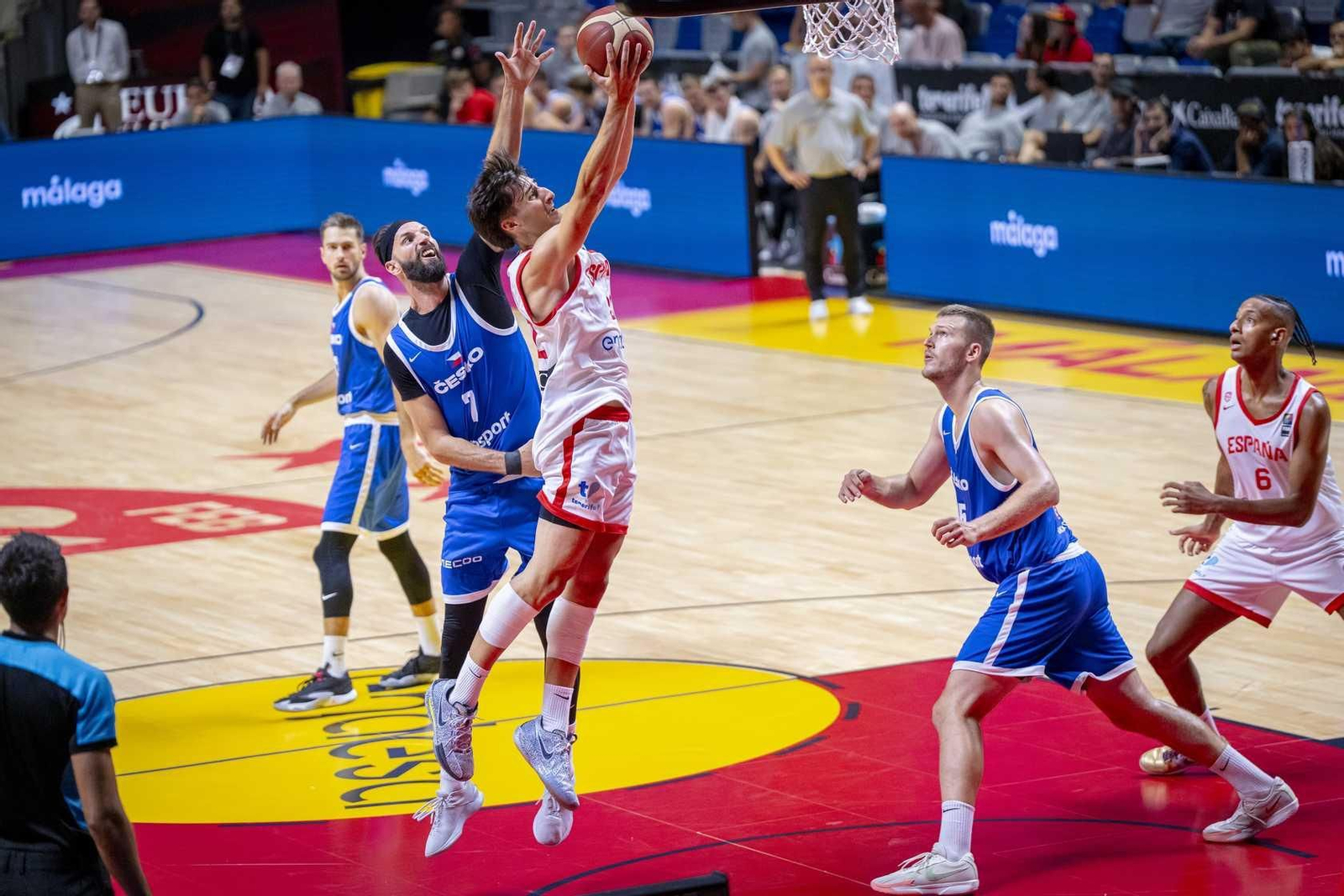 España B-República Checa, en fotos