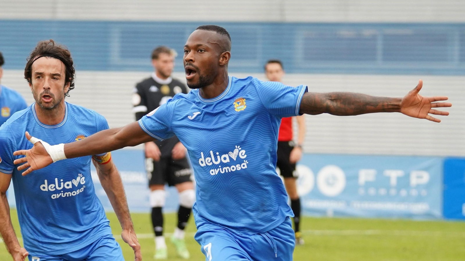 Cedric celebra un gol con el Fuenlabrada.