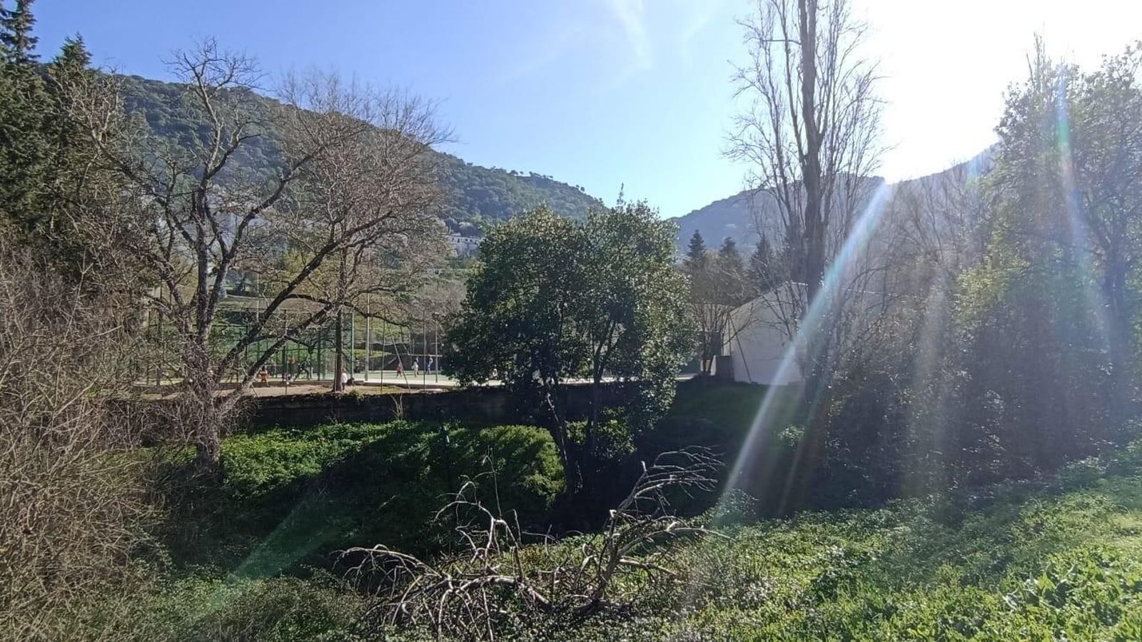 Entorno de las pistas deportivas del CPR de Benamahoma.