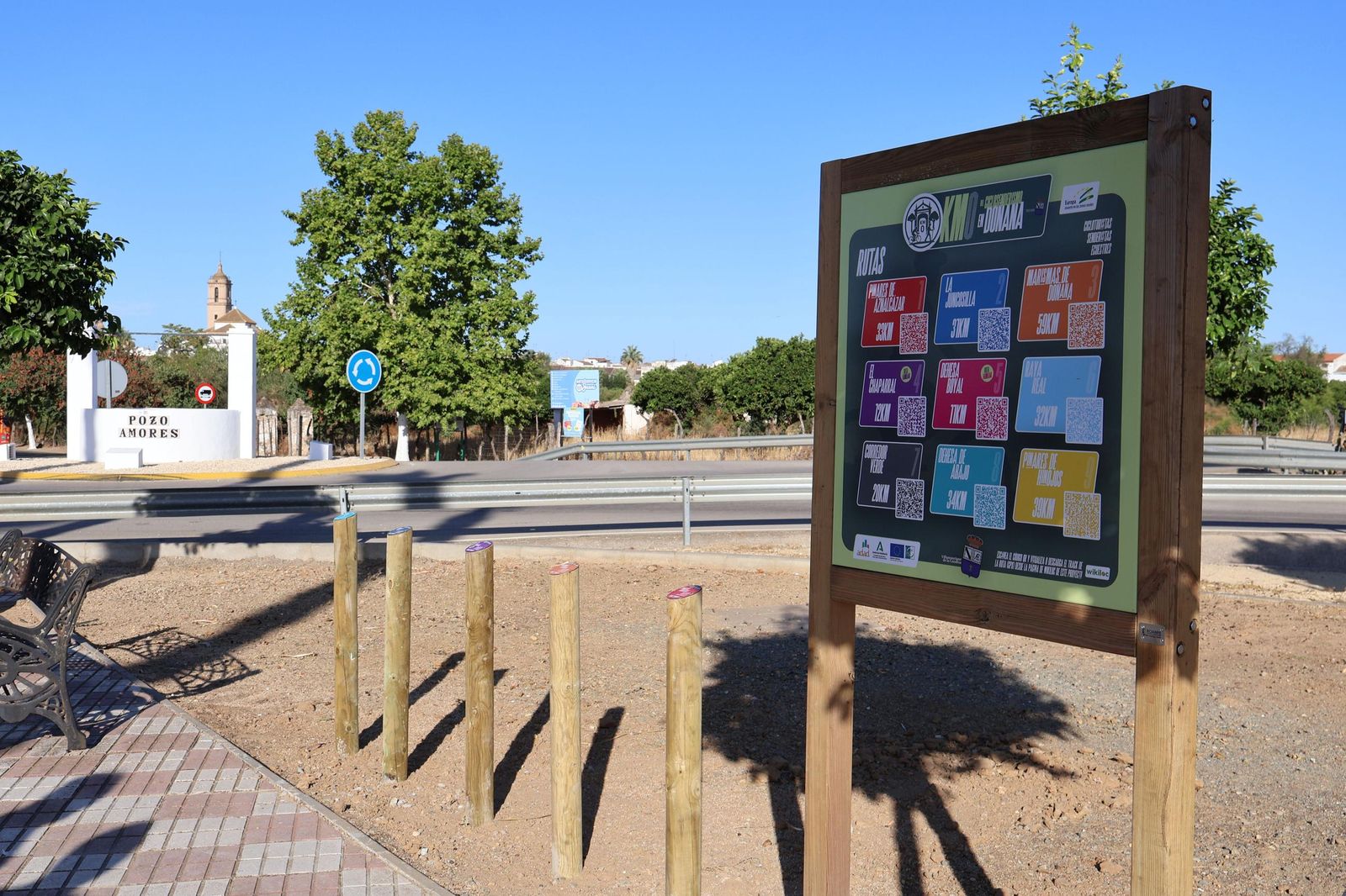 Monolito con las rutas indicadas en Villamanrique de la Condesa.