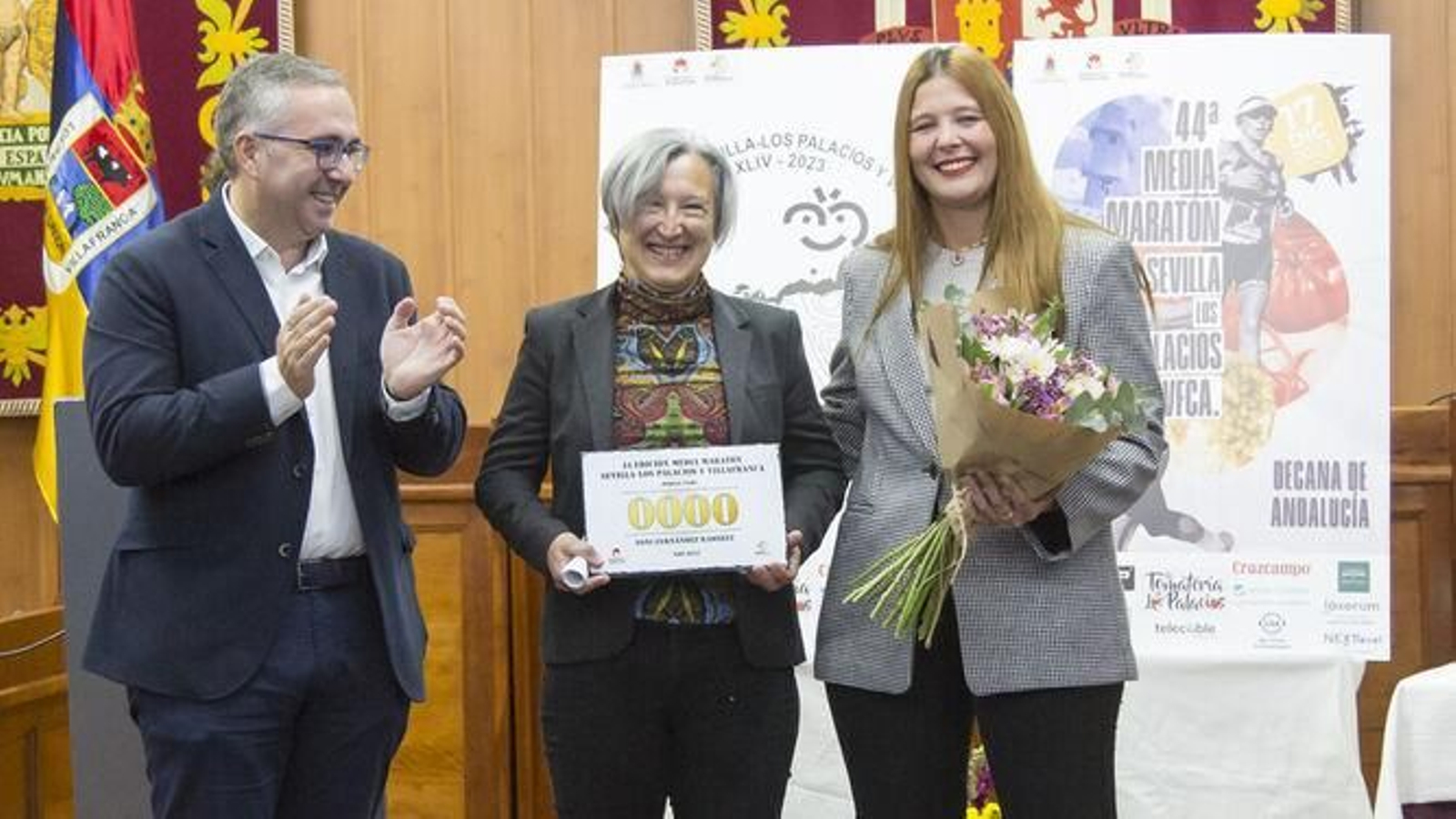 La atleta almonteña Antonia Fernández Ramírez recibe el Dorsal 0 de la Media Maratón Sevilla-Los Palacios.