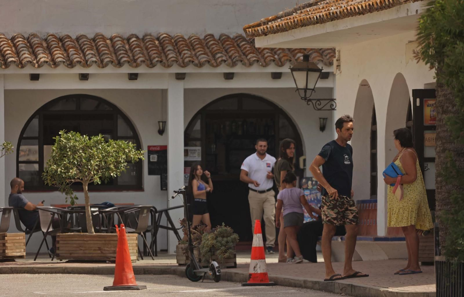 Clientes y personal en uno de los camping de Tarifa, este jueves.