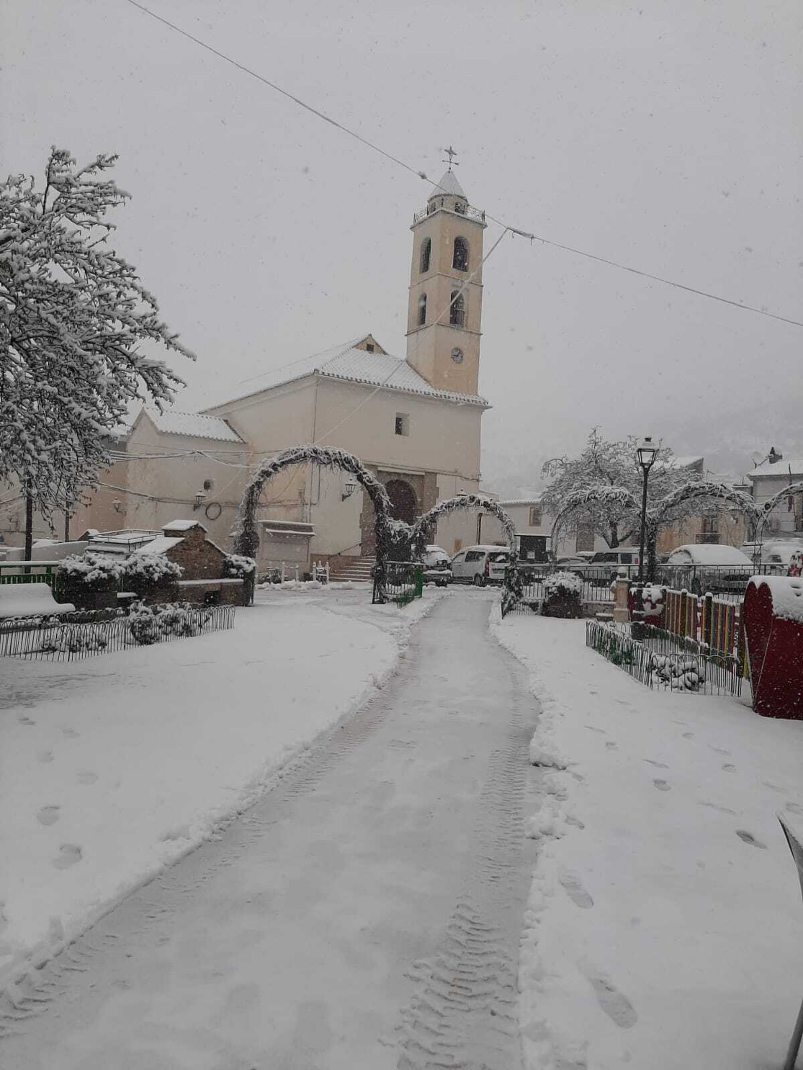 Plaza del municipio de Bacares completamente cubierta por la nieve esta mañana
