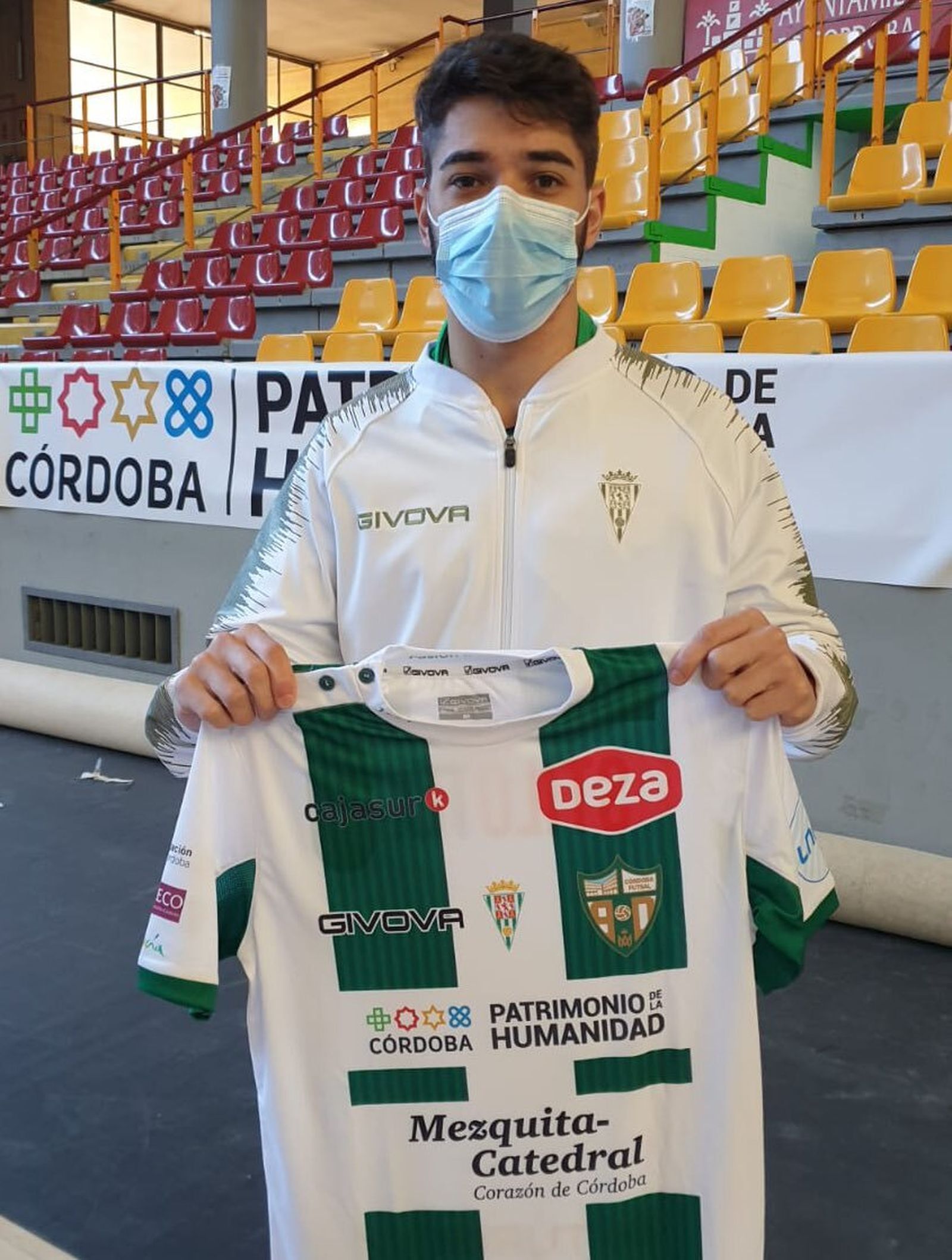 Lucas Perin posa con la camiseta del Córdoba Futsal en Vista Alegre.