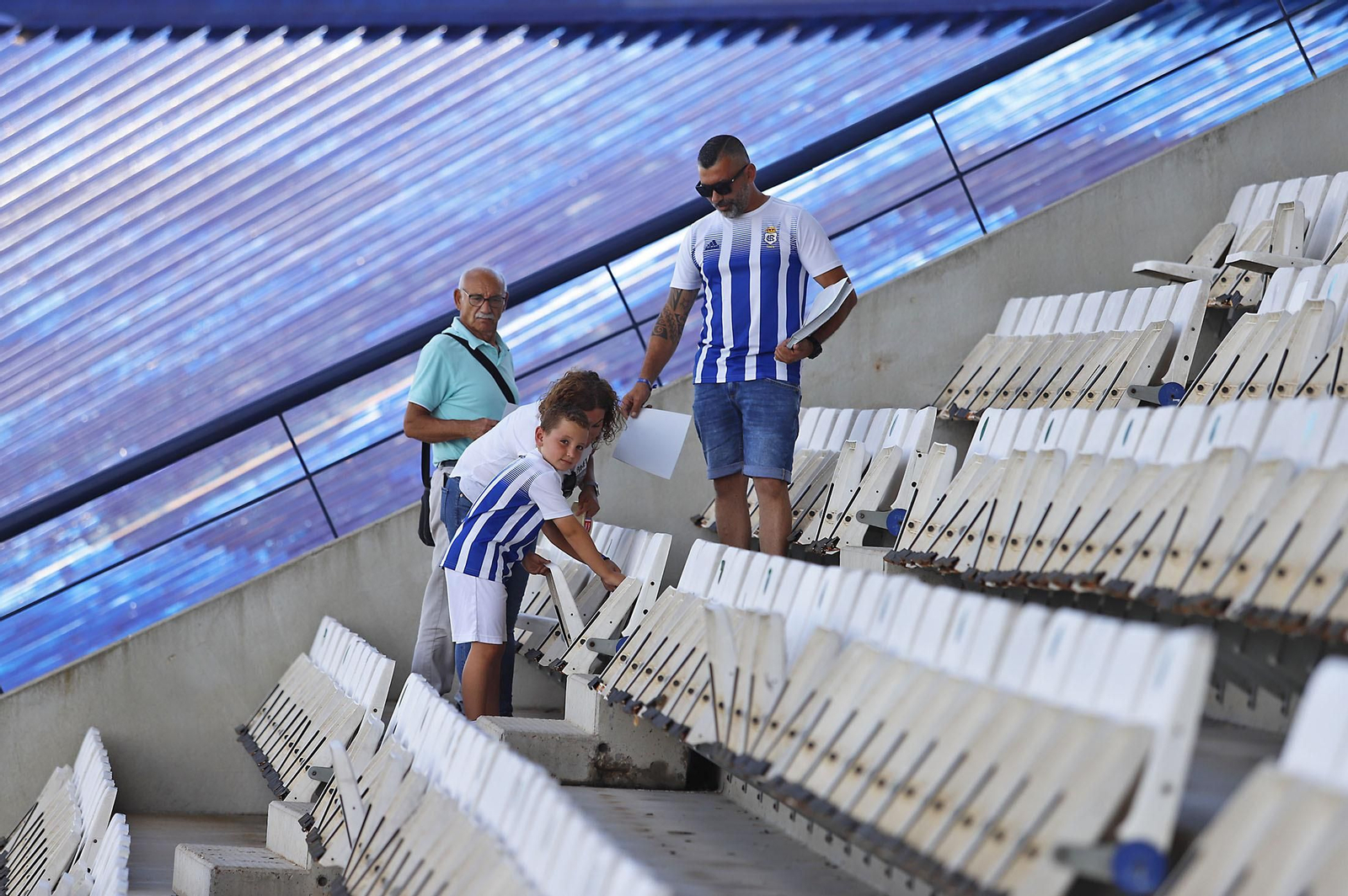 Los aficionados preparan el mosaico del partido del ascenso Recreativo de Huelva-Cacereño
