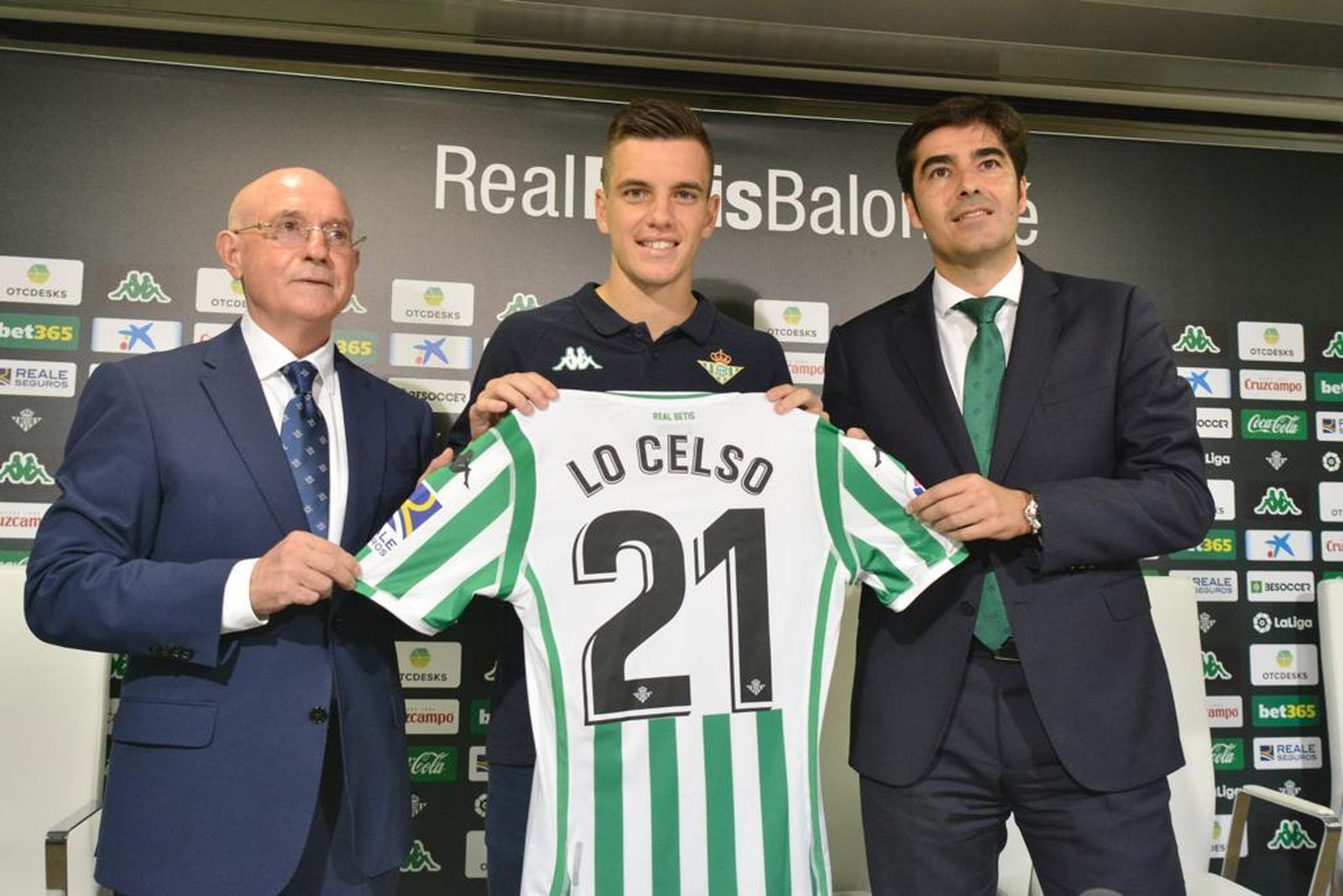 Lo Celso posa con la camiseta número 21 entre Serra Ferrer y Haro