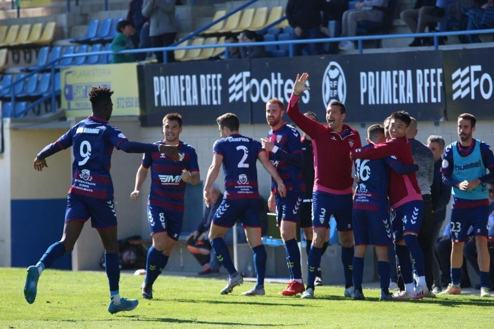 El Costa Brava celebra un gol de Nuha.
