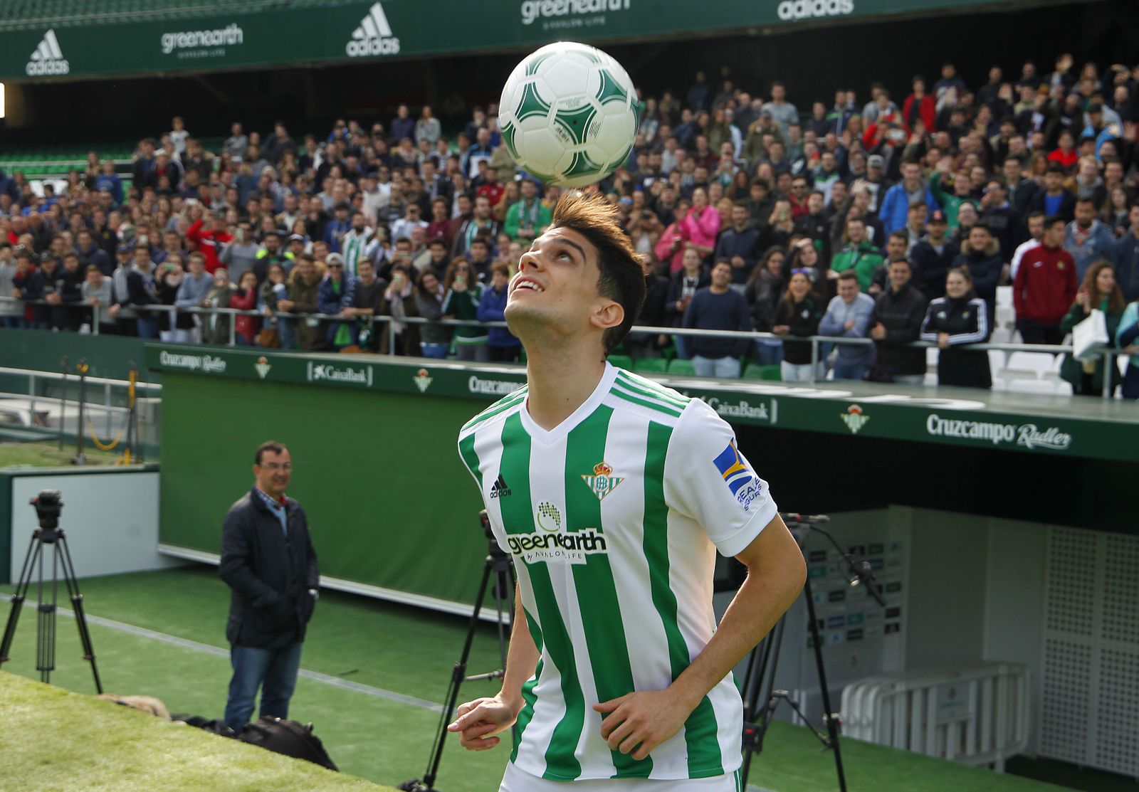 Bartra toca el balón con la cabeza.