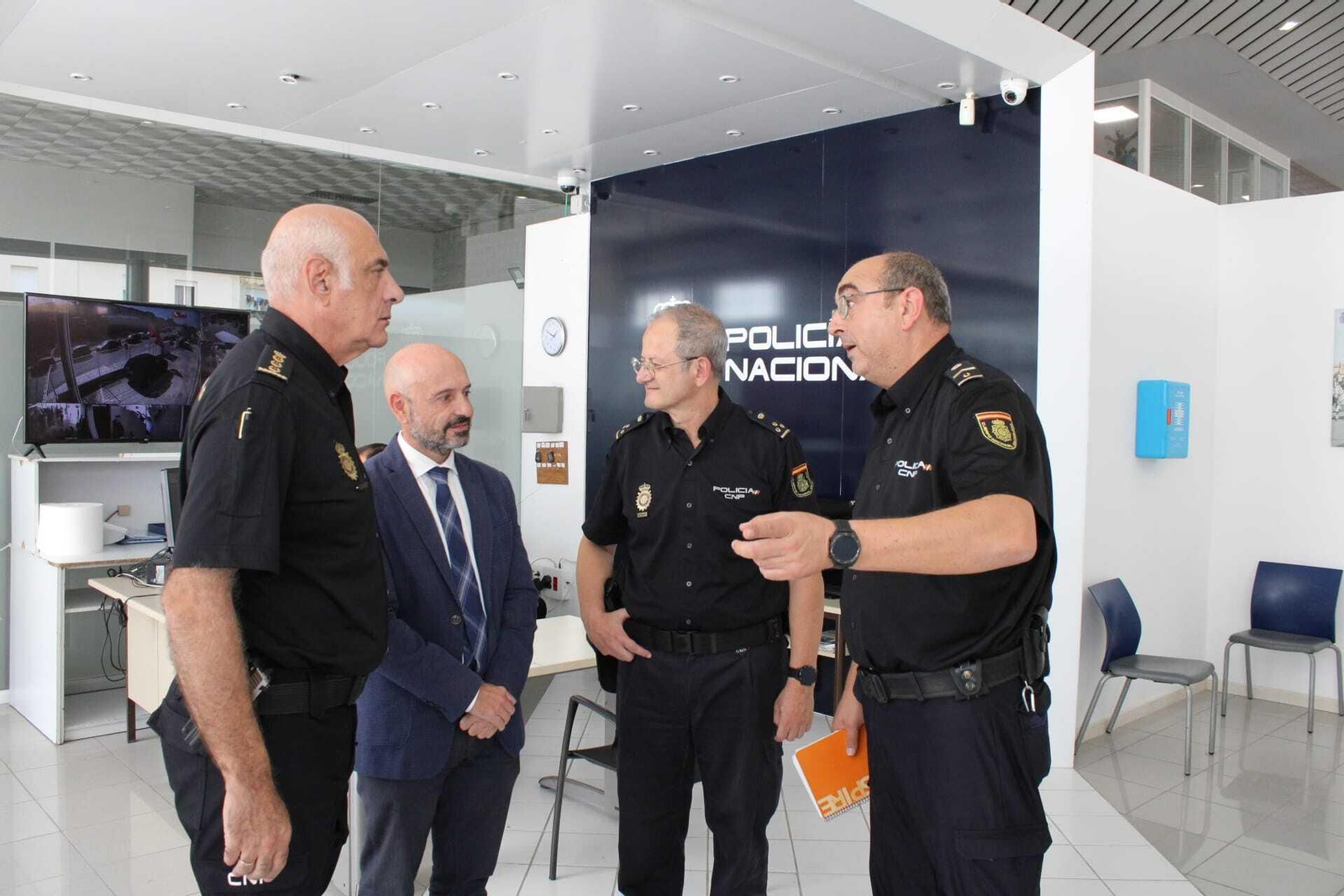 Visita del subdelegado a las instalaciones provisionales de la comisaría de Ronda.