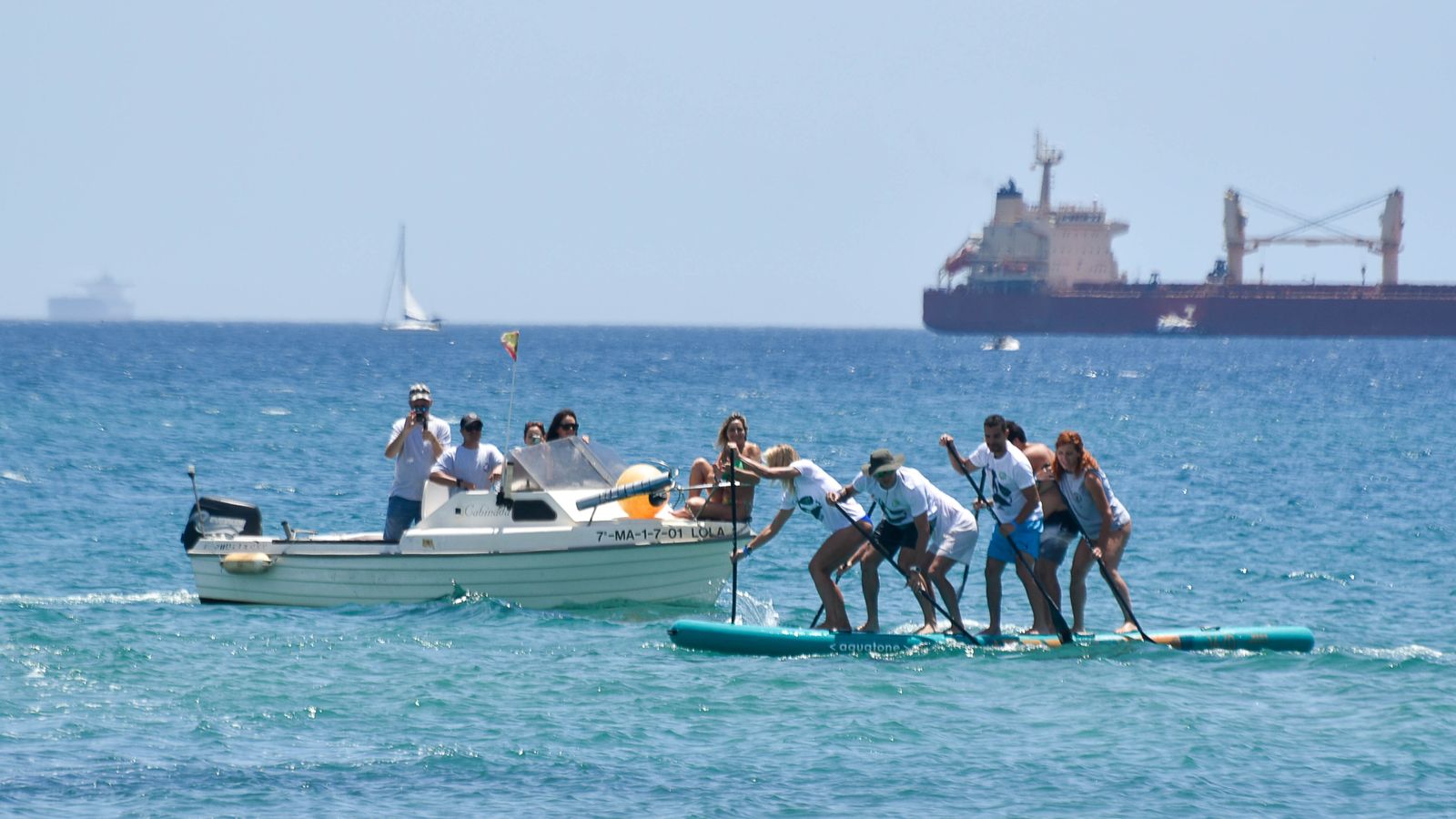 VII Outlet Surfero Solidario en la playa de Getares