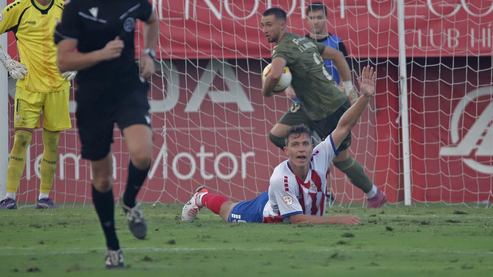 Mayorga hace un gesto tendido sobre el césped del Nuevo Mirador.