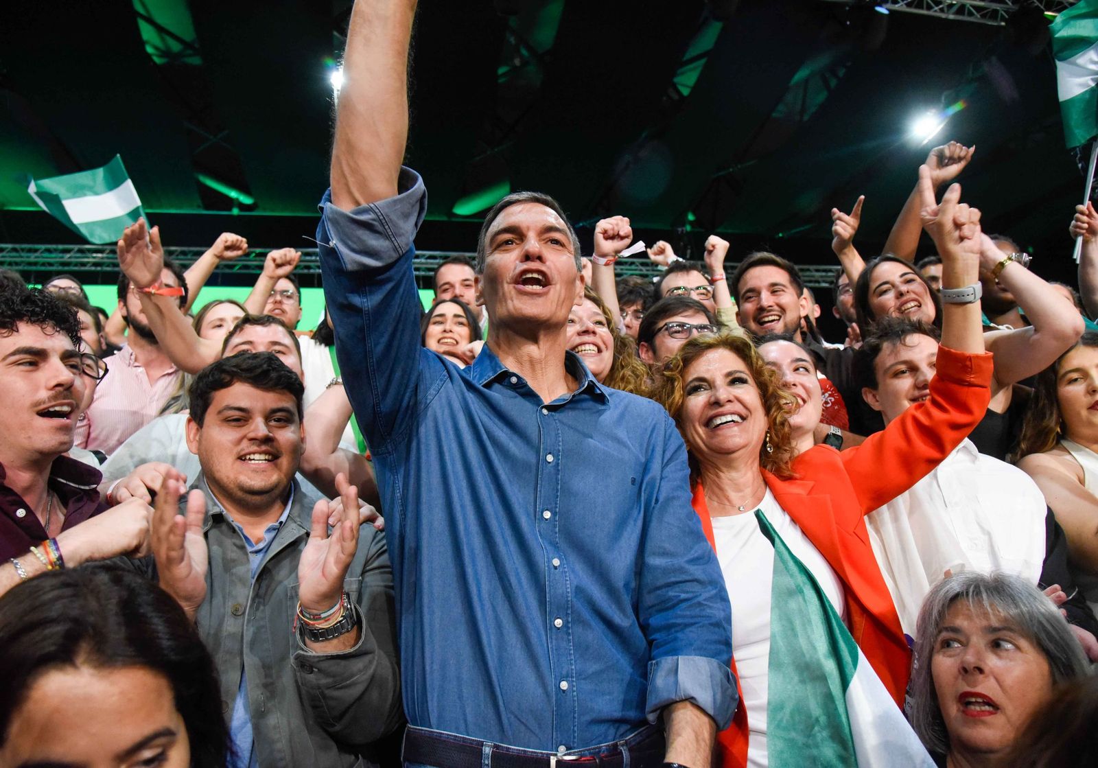 Pedro Sánchez y María Jesús Montero, en el último mitin de la campaña ...