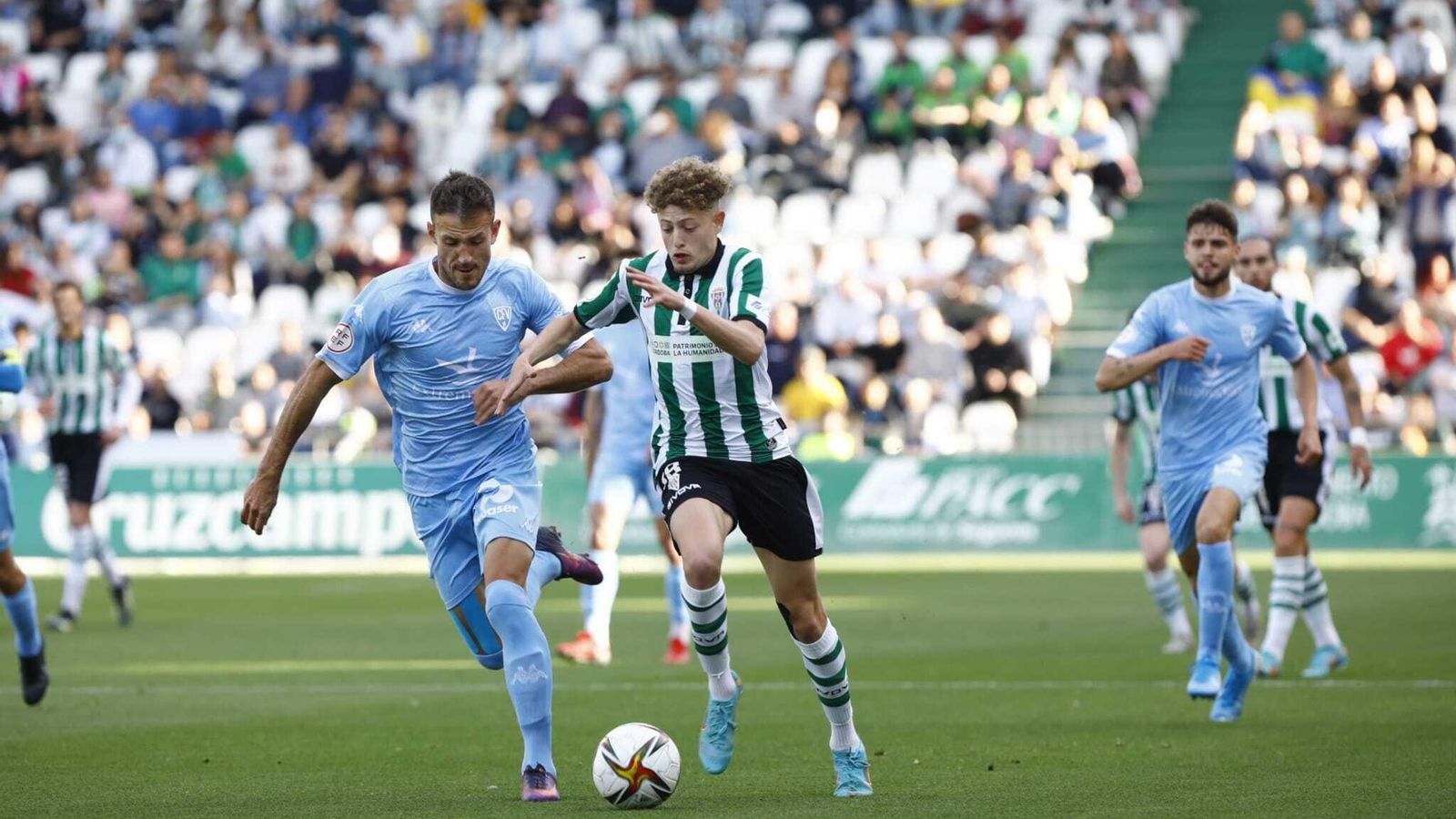 Simo intenta superar a Samu Hurtado, en la primera parte del Córdoba CF - Villanovense.