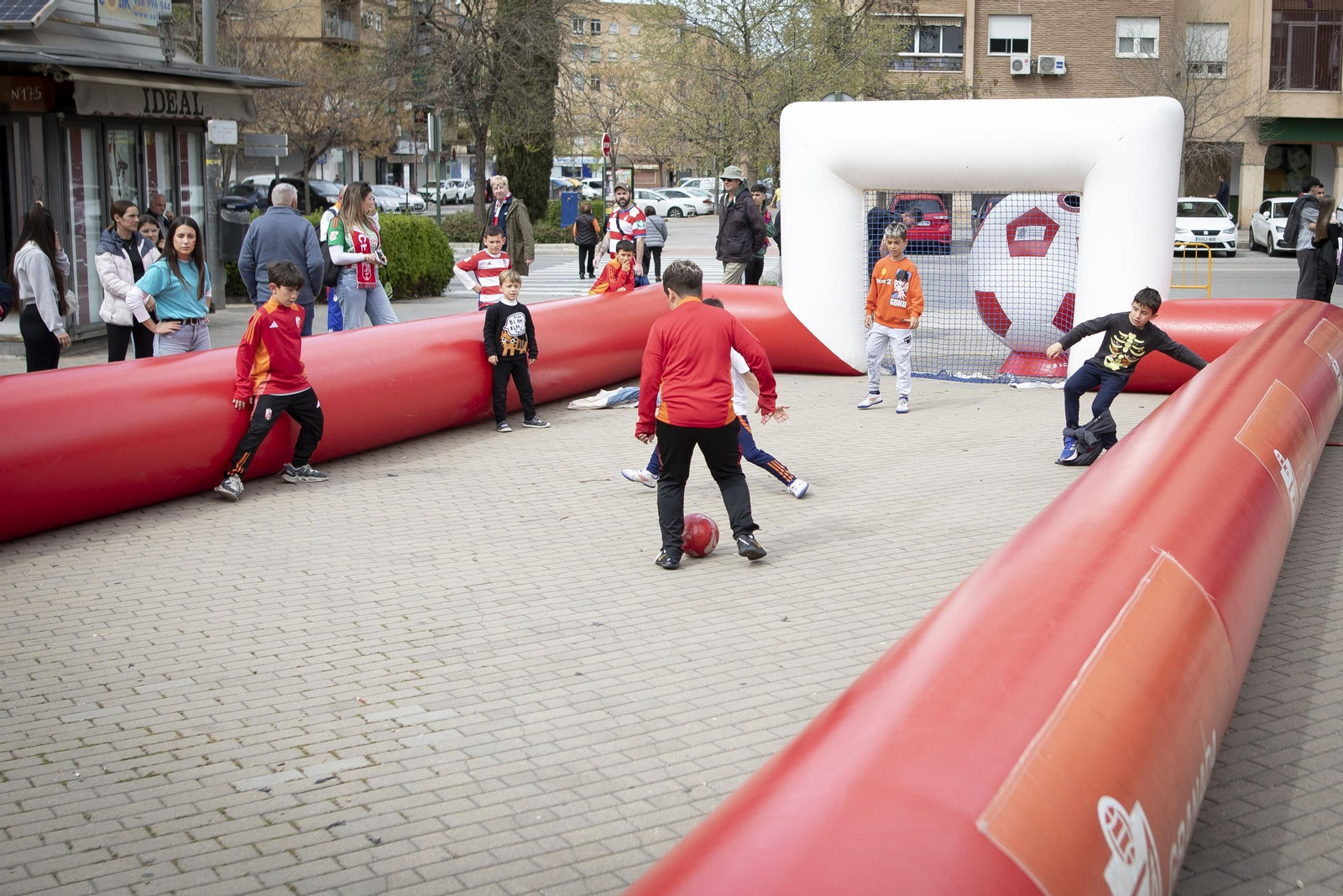 Encuéntrate en el recibimiento al Granada y la grada de Los Cármenes