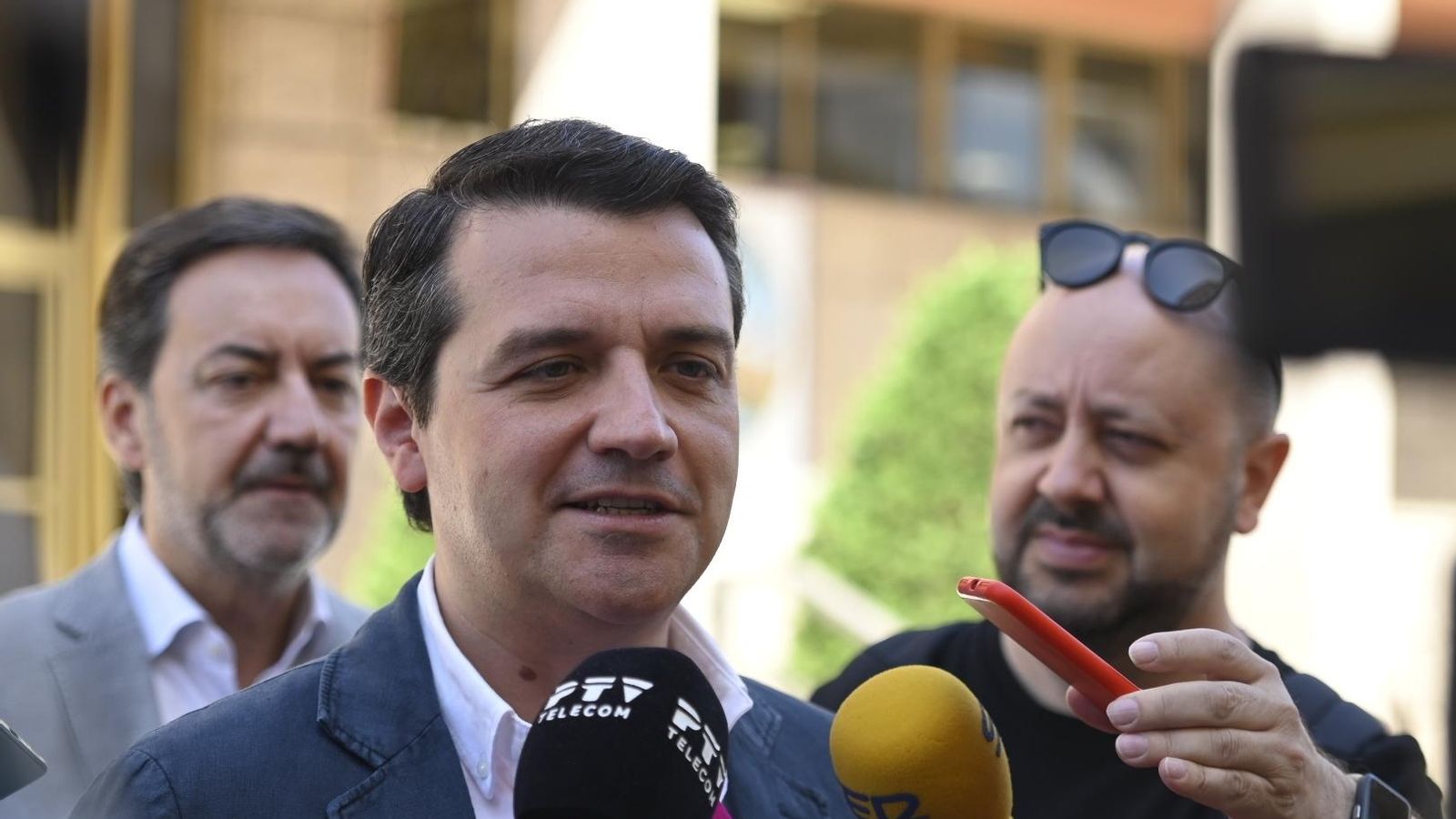 José María Bellido atiende a la prensa a las puertas del Ayuntamiento de Córdoba.