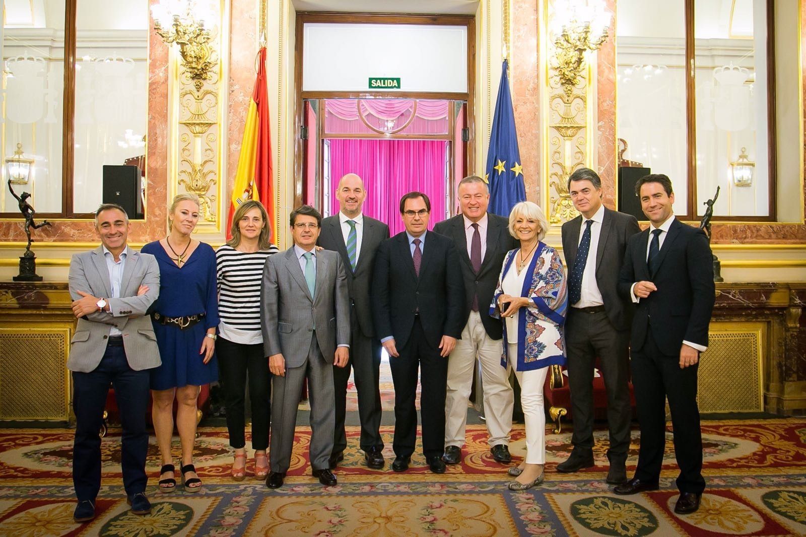 Entre los miembros del grupo recién constituido está el parlamentario granadino Carlos Rojas, segundo por la derecha.