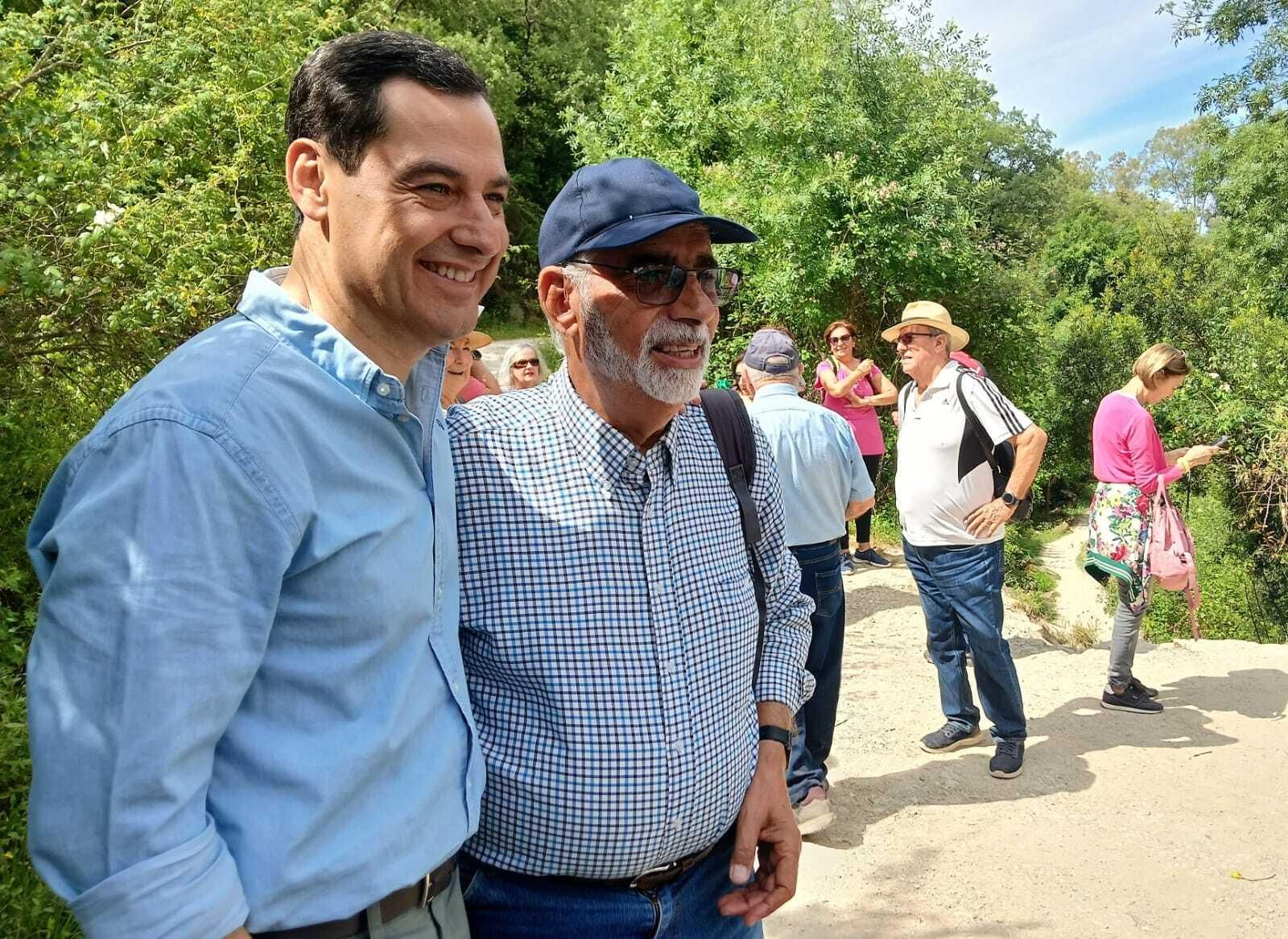 Juanma Moreno en el sendero del río Majaceite