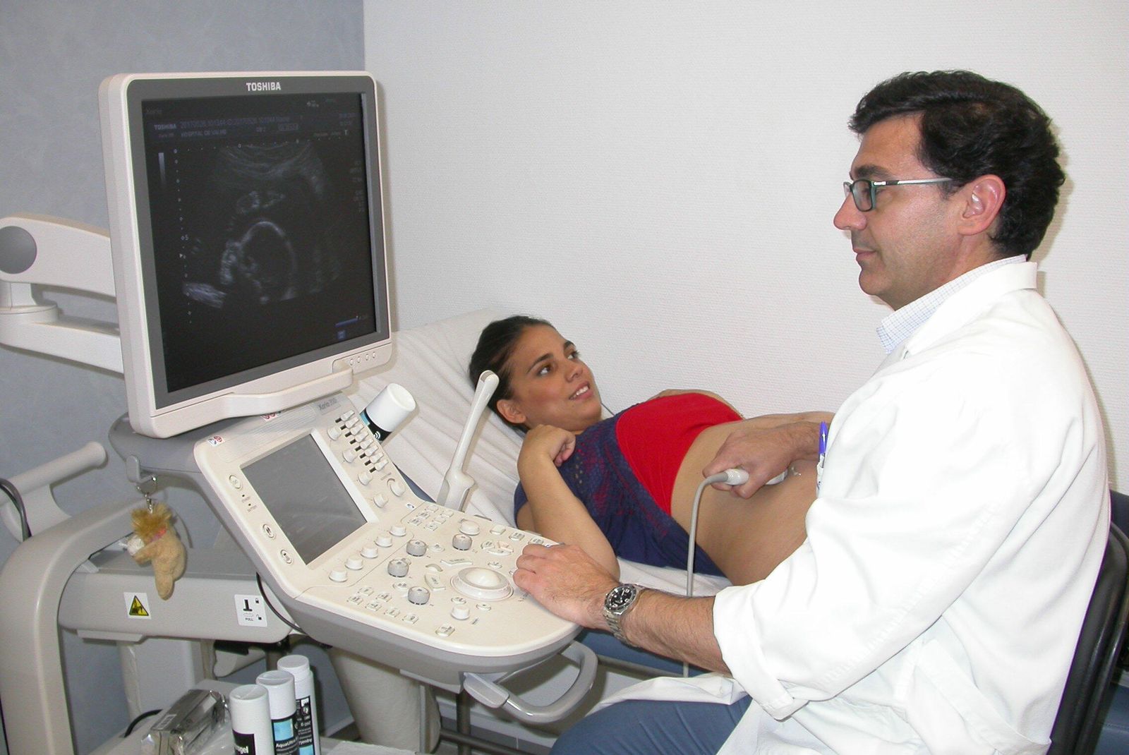 El doctor José Antonio Sáinz realiza una ecografía a una embarazada en el Hospital de Valme.