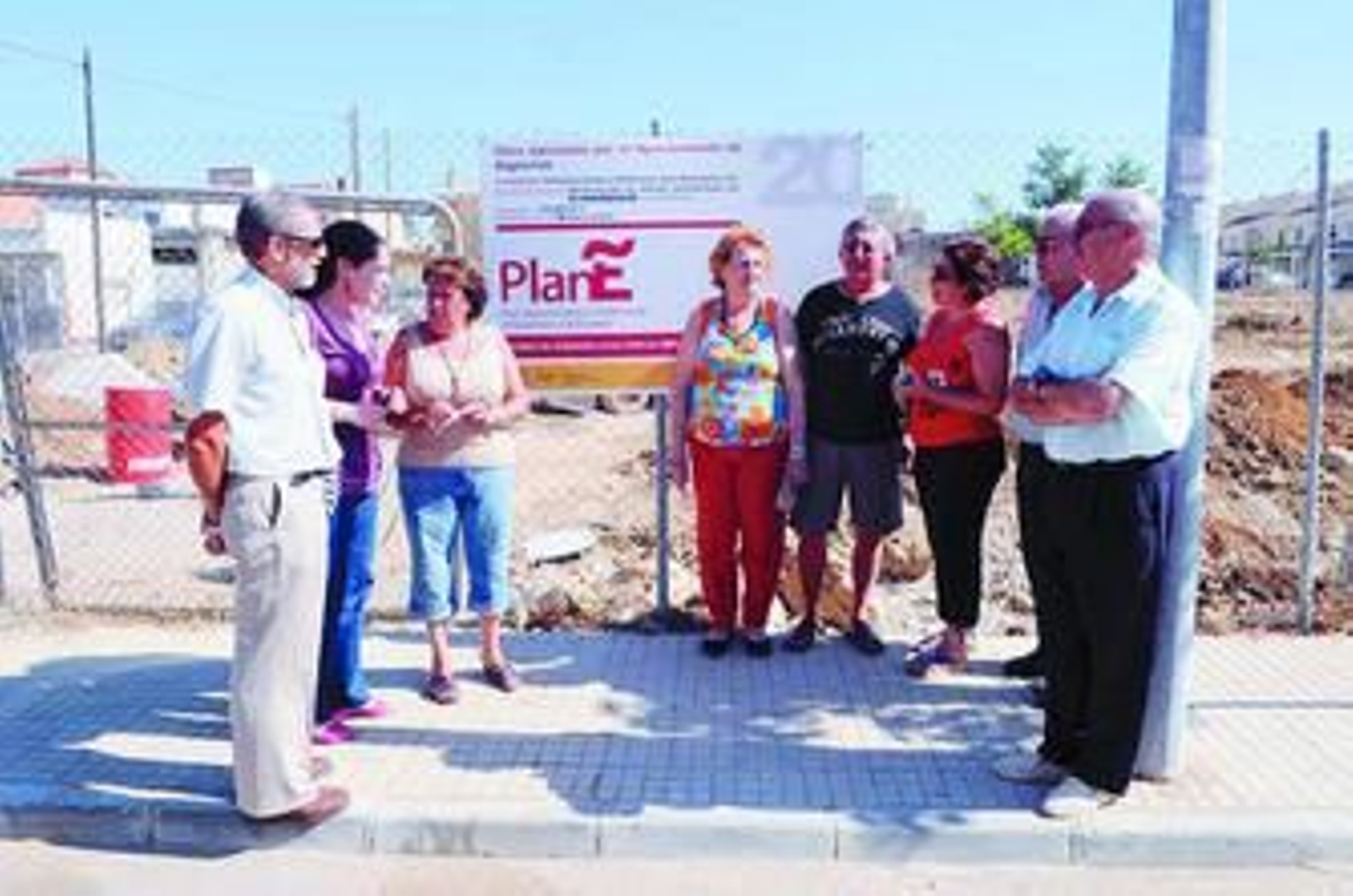 Fírvida y Nieto, ayer, junto a los representantes vecinales en la visita a las obras en El Acebuchal.