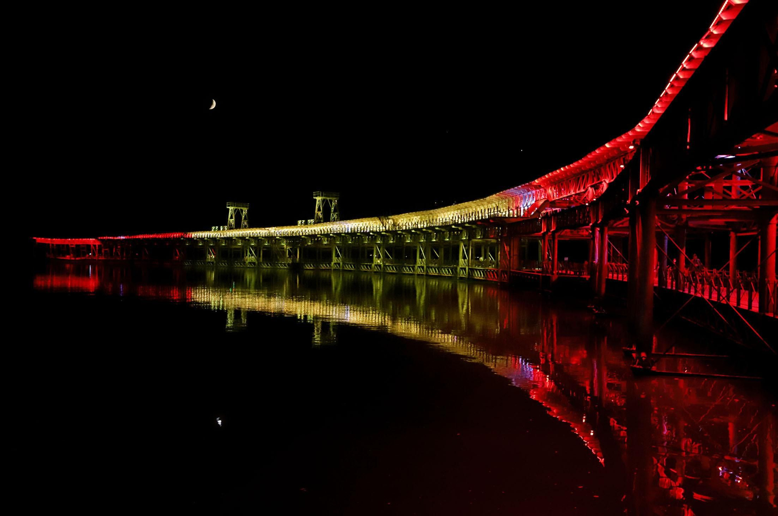 El muelle de mineral de la compañía Riotinto se engalana con los colores de España para celebrar el día de la Hispanidad, en imágenes