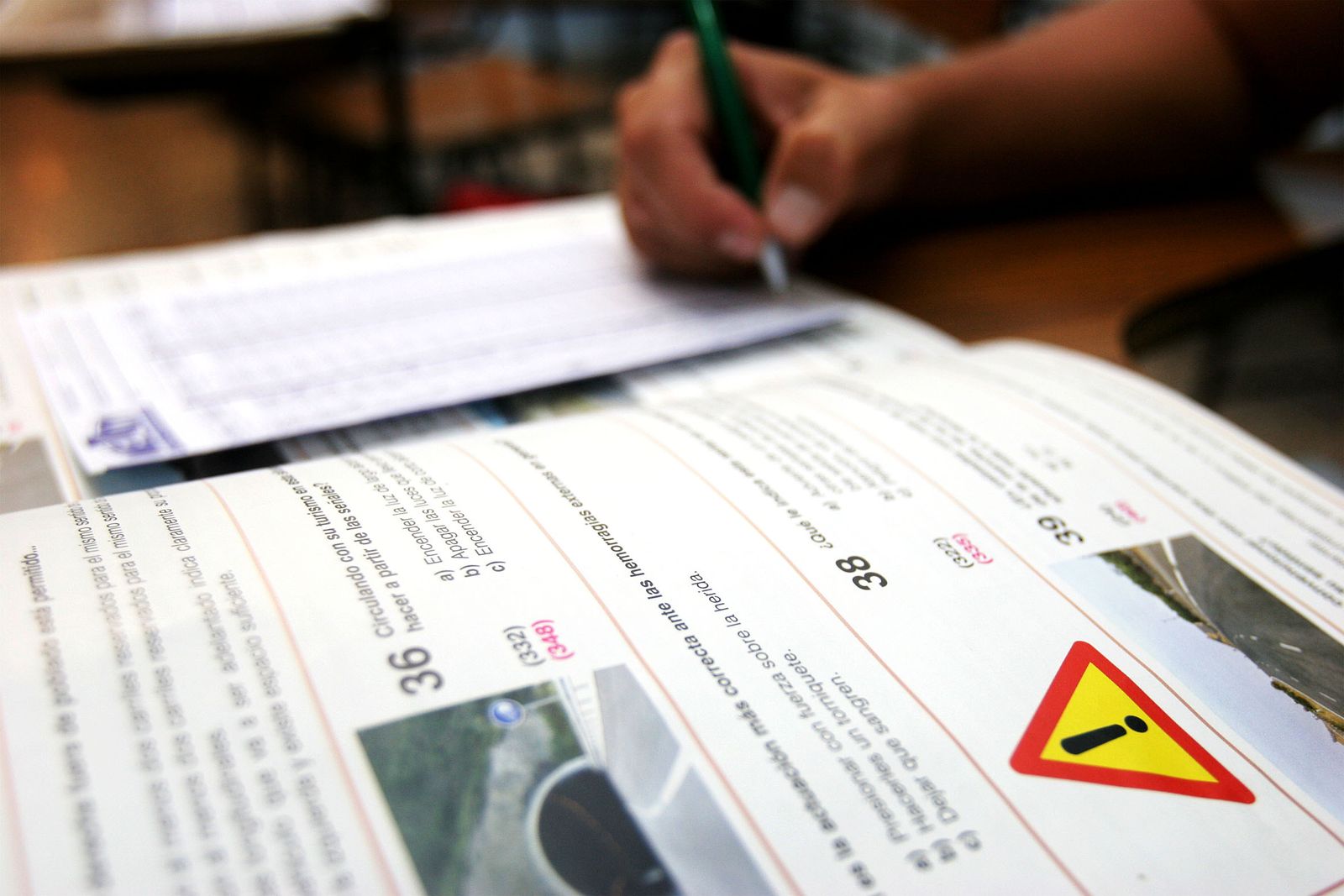 Un libro de tests preparatorio para el carné de conducir