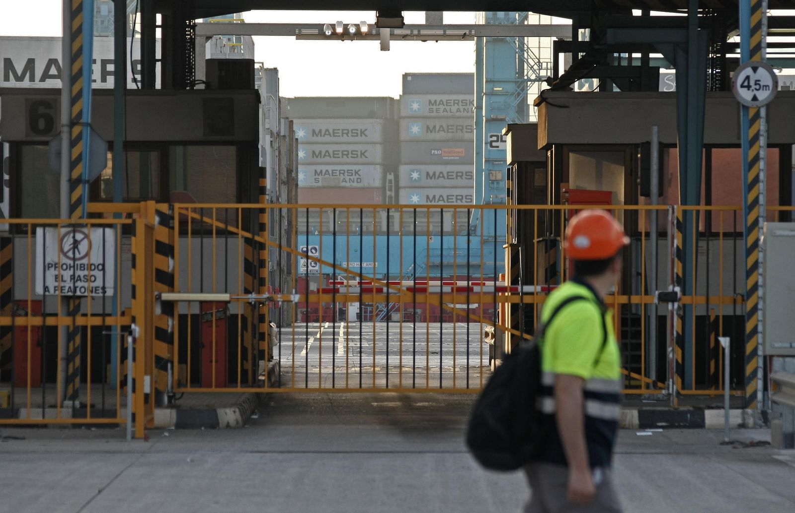 Un estibador camina por el Puerto de Algeciras.