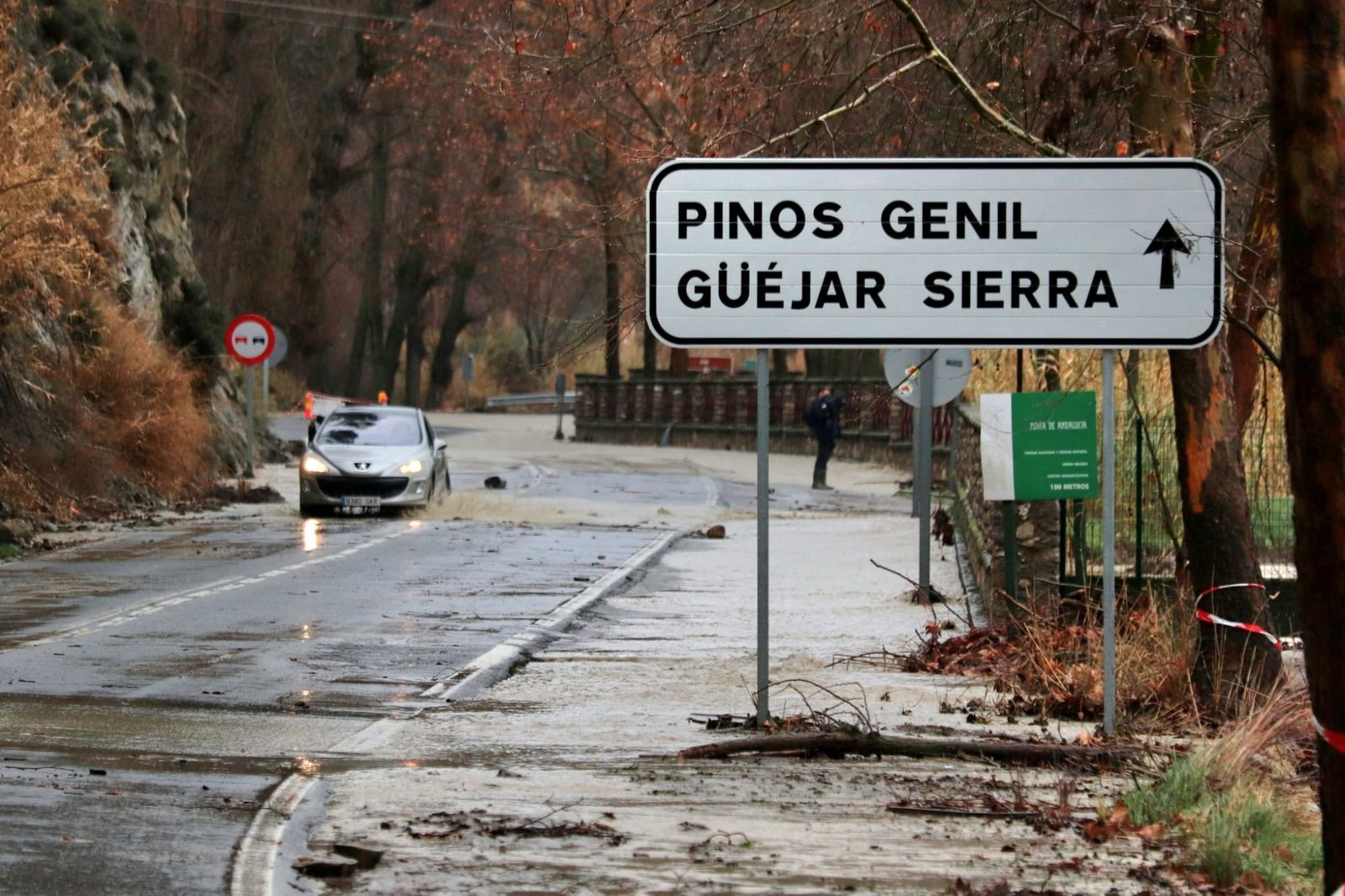 Todas las fotos de la borrasca Leonardo y sus incidencias en Granada: desprendimientos, ríos desbordados y lluvia