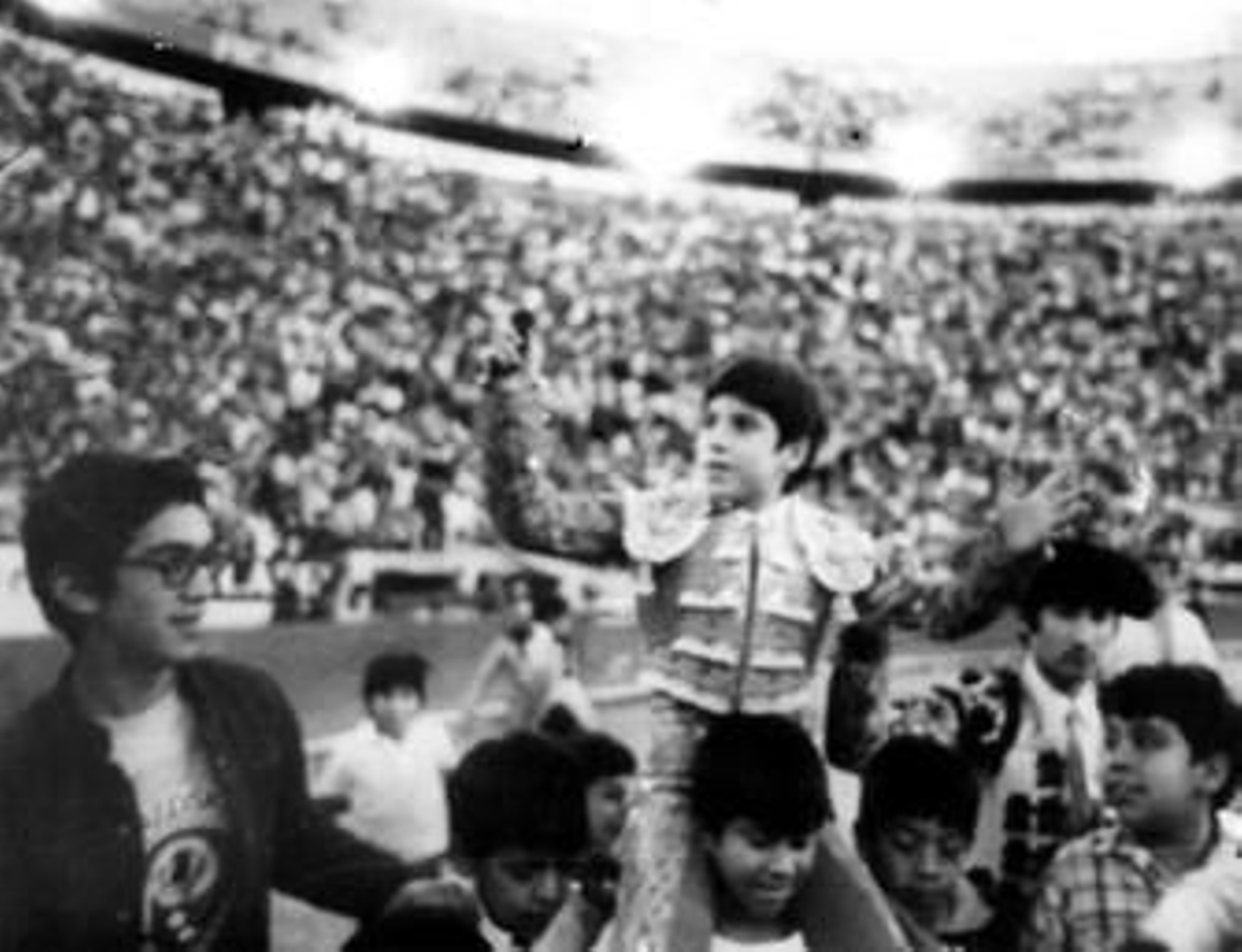 Juan Pedro Galán saliendo de la Monumental Plaza México, en enero de 1981, con diez años.