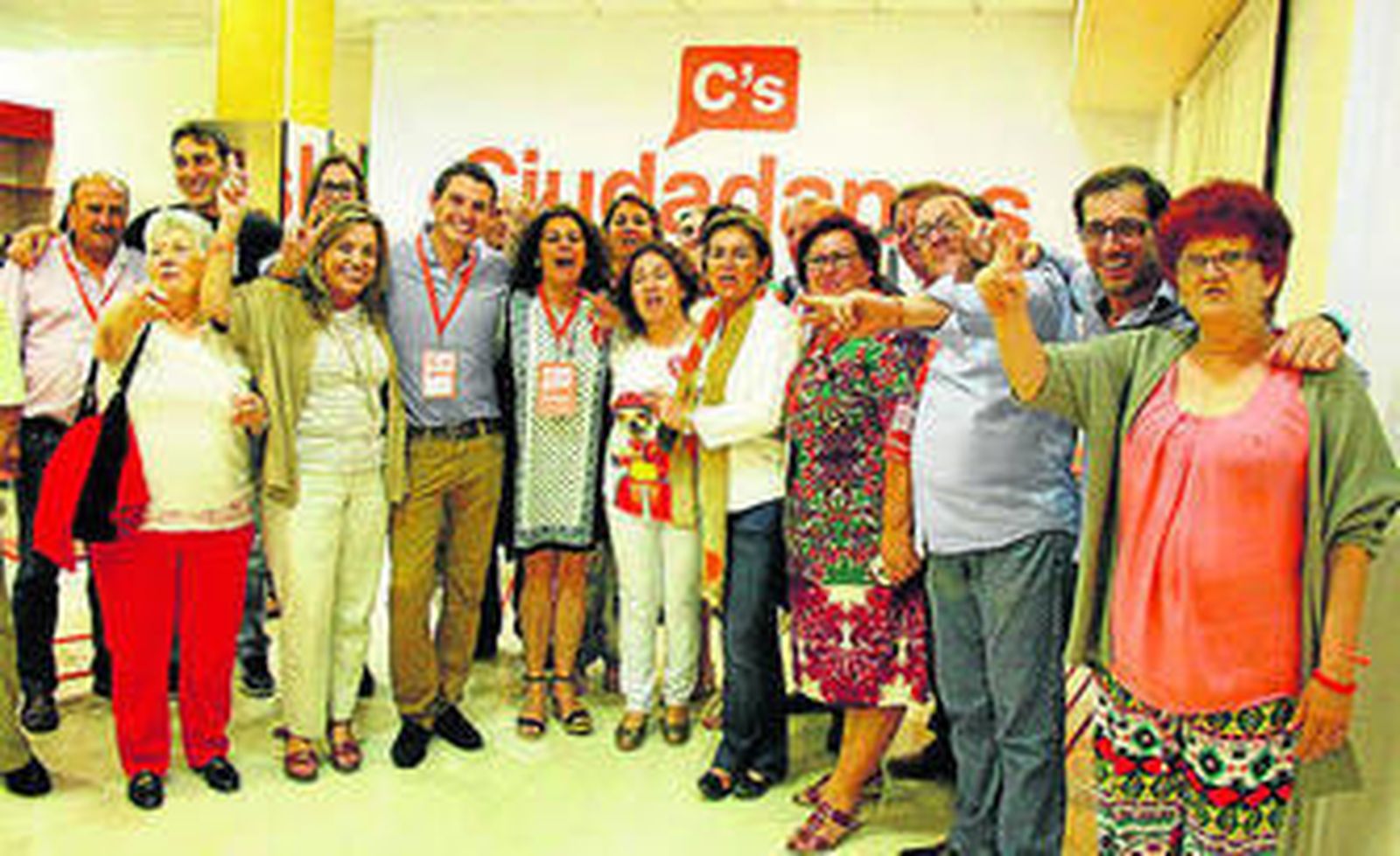 Simpatizantes y miembros de Ciudadanos apoyando a Silvia Gómez.