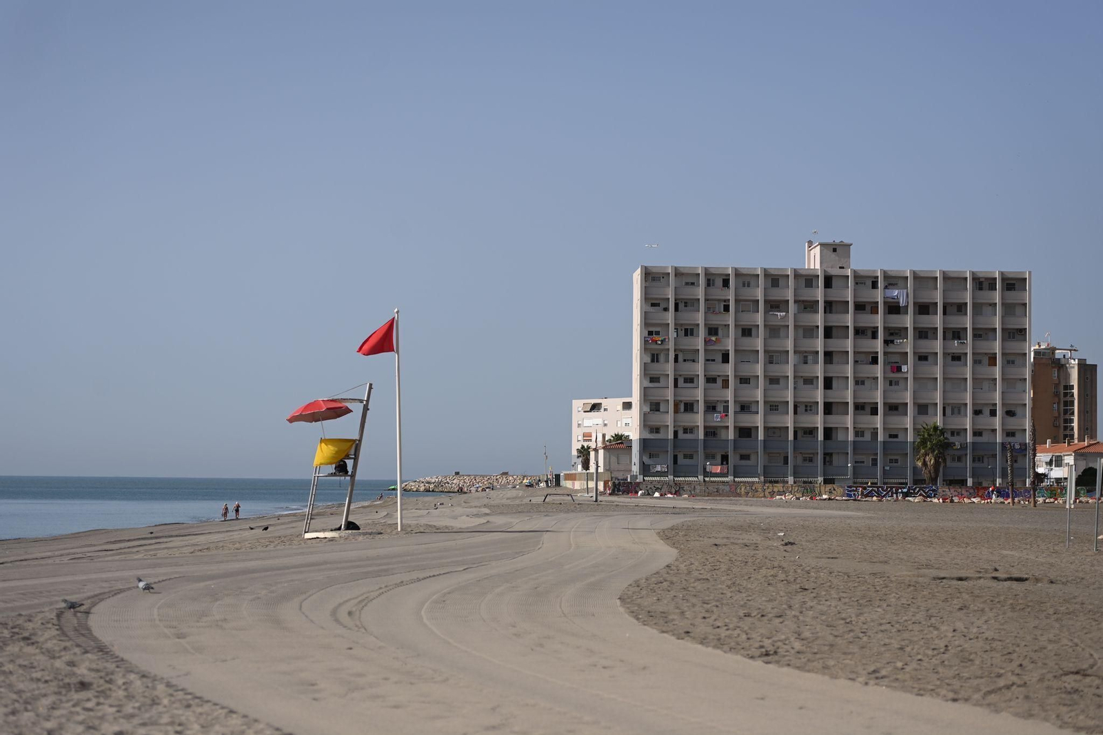Bandera roja en la playa de Sacaba de Málaga, este miércoles.
